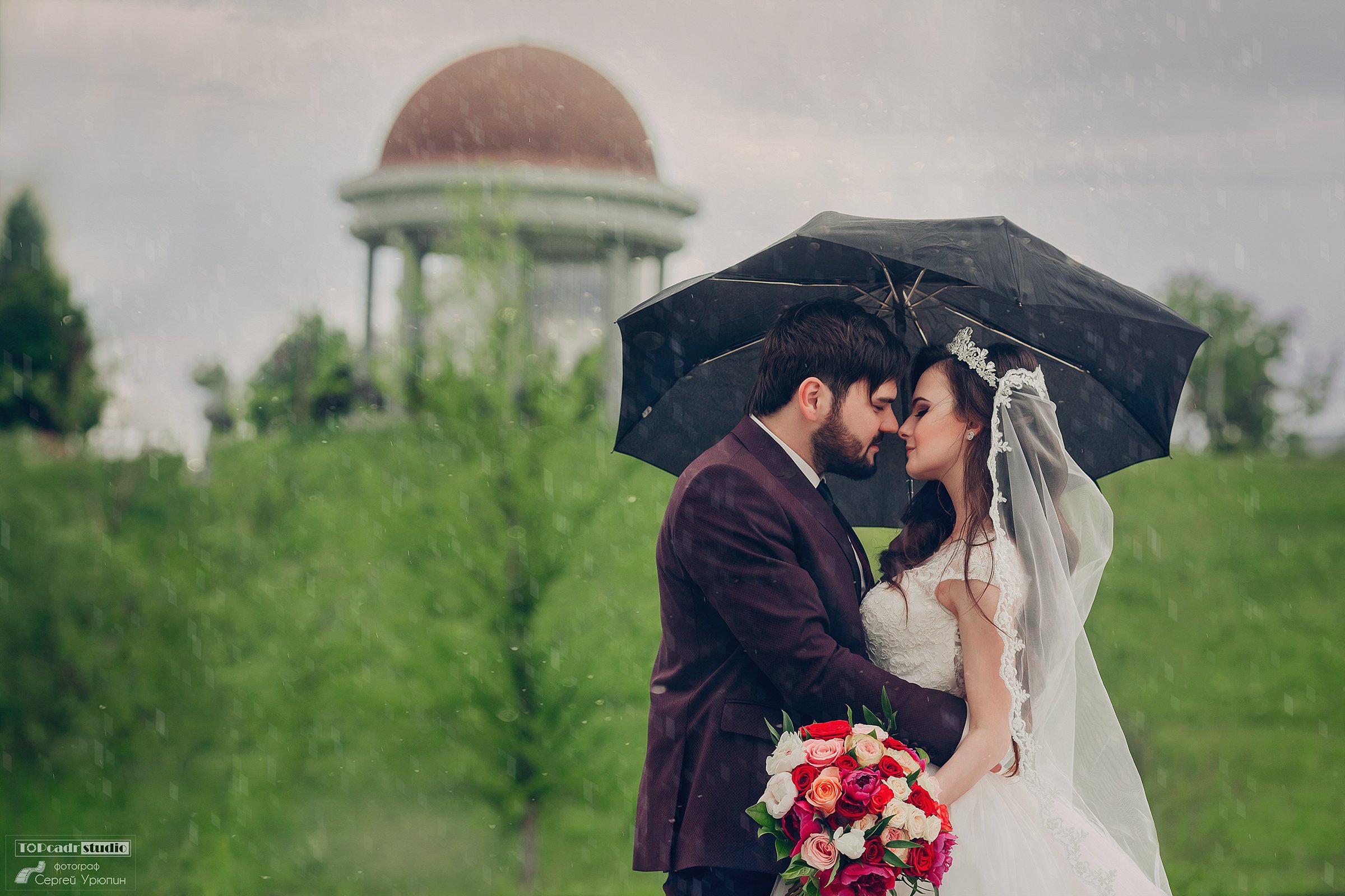 свадебная фотография, жених, невеста, дождь, донецк, Сергей Урюпин
