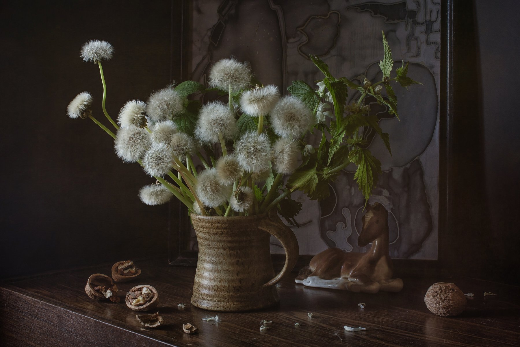 натюрморт, статуэтка, цветы, одуванчики, орехи, Анна Петина