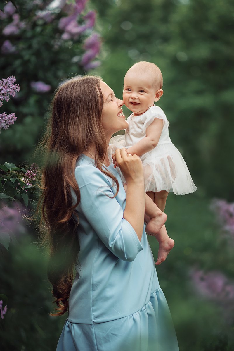 семья мама дочь малыш весна сирень счастье улыбка, Енгалычева Антонина