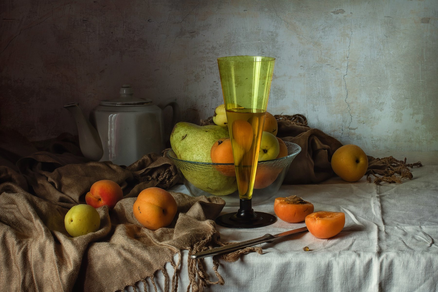 натюрморт, бокал, чайник, фрукты, абрикосы, груша, Анна Петина