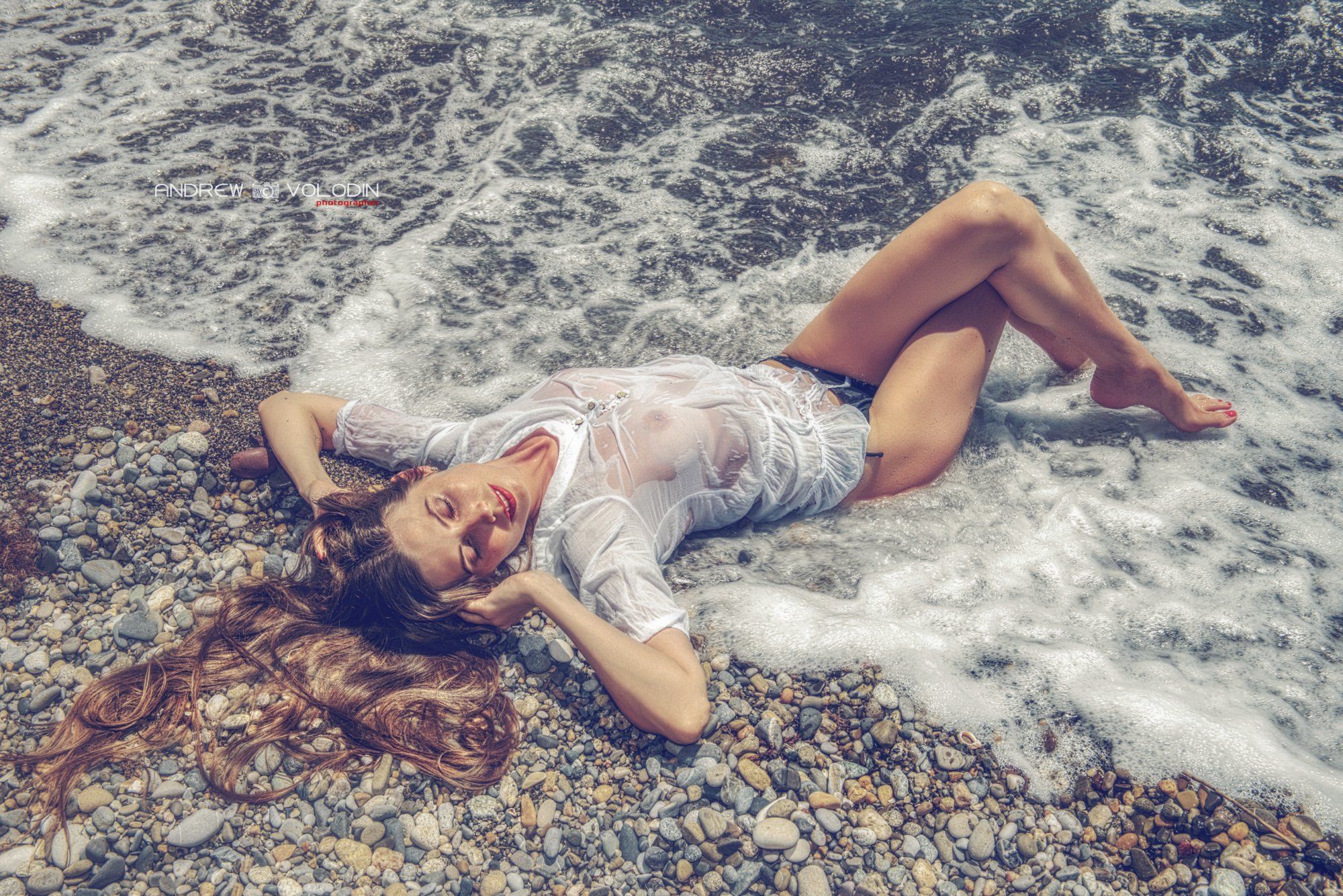 девушка модель пена прибой море мокрая лежит, Андрей Володин