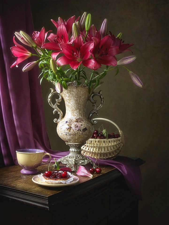 натюрморт, цветы, лето, букет, пурпурные лилии, черешня, чай, завтрак, интерьер, Ирина Приходько