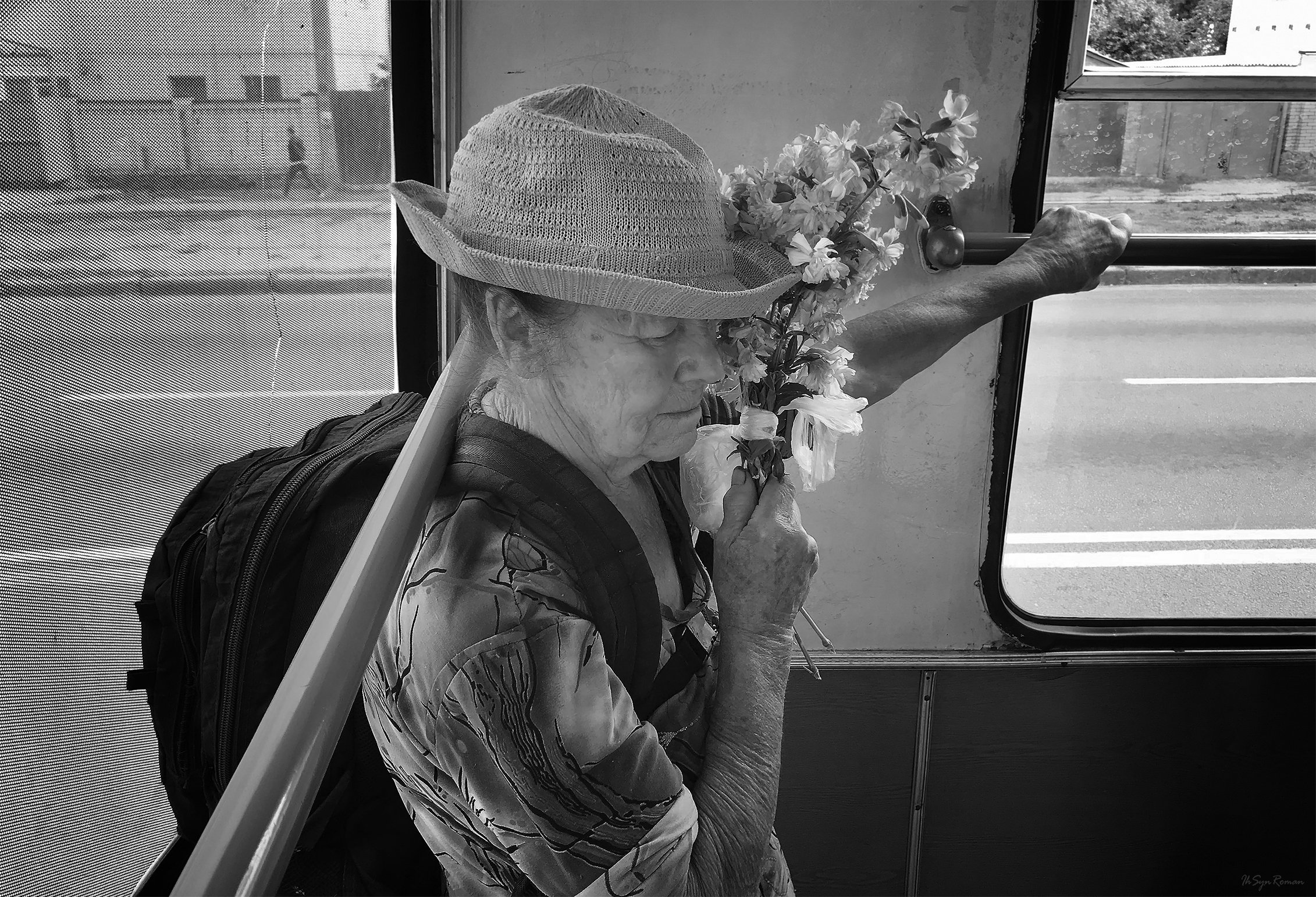 женщина,цветы,дорога,транспорт, Roma  Chitinskiy
