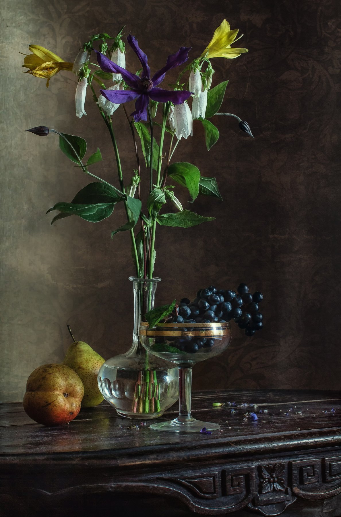 натюрморт, стекло, цветы, фрукты, виноград, груши, Анна Петина