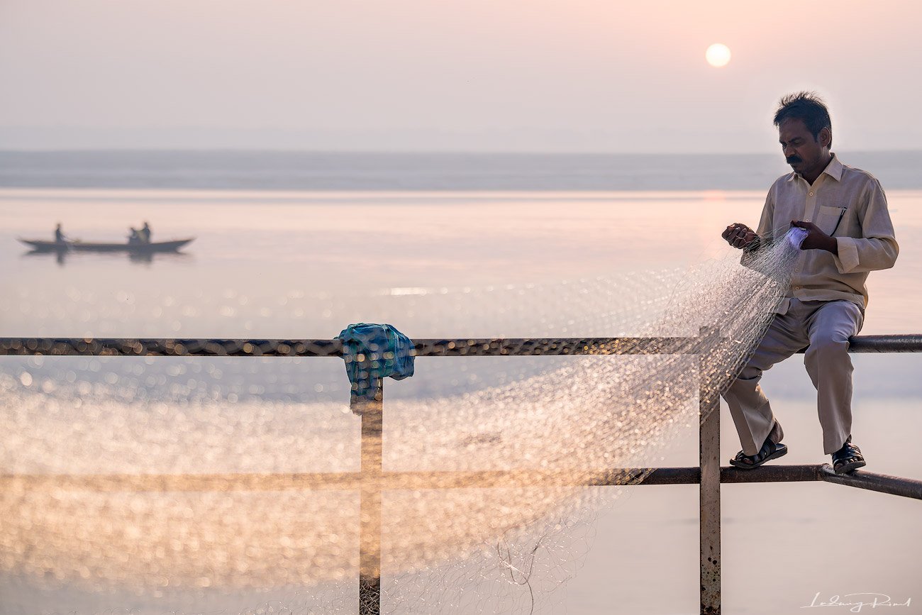 bath, beach, beard, benares, boat, buddism, burial, ceremony, city, cremation, dead, fisherman, fishing, fishing net, funeral, ganga, ganges, glasses, hinduism, holy, holy city, india, jainism, kashi, men, net, north india, pilgrim, ritual, river, rowing,, Ludwig Riml