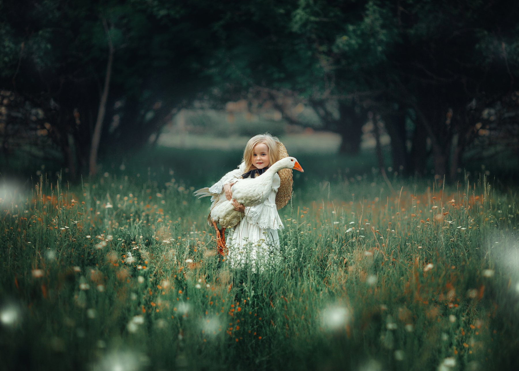 Фотограф ангелиос. Девочка на Поляне. Дети и природа. Девочка птички природа. Женщина с ребенком на Поляне.