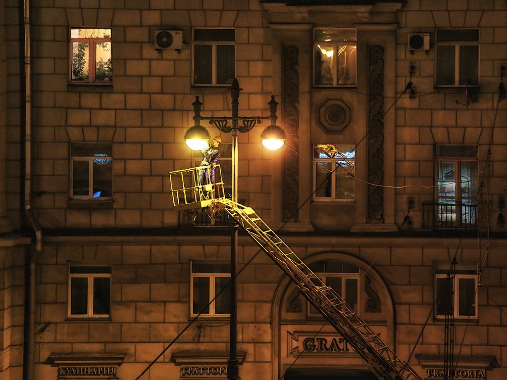 фонарь, электрик, работа, ночь, окна, кран, лестница, уют, дом, улица, санкт петерсбург, ALLA SOKOLOVA