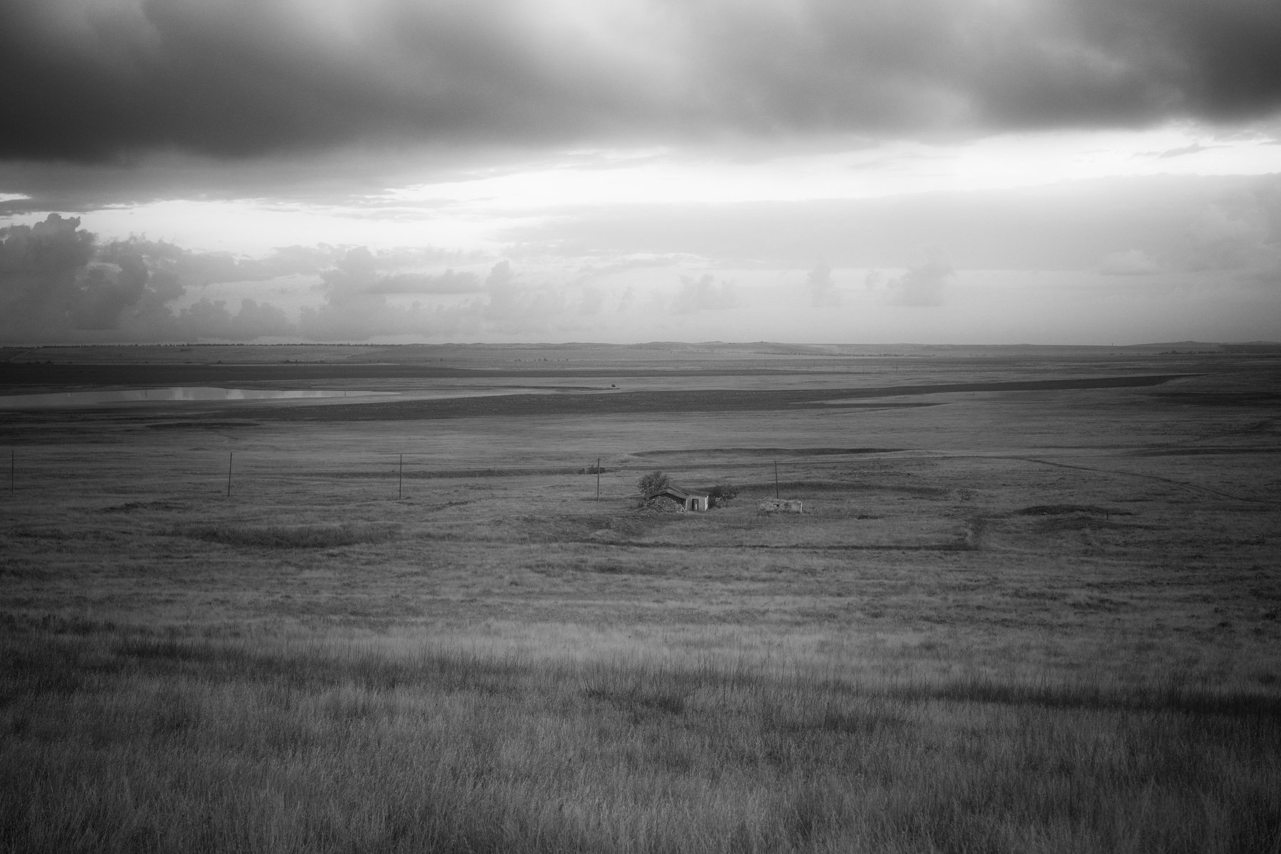пейзаж, концептуальная фотография, черно белое, степи, дом в степи, небо, крым, Игорь Крюков