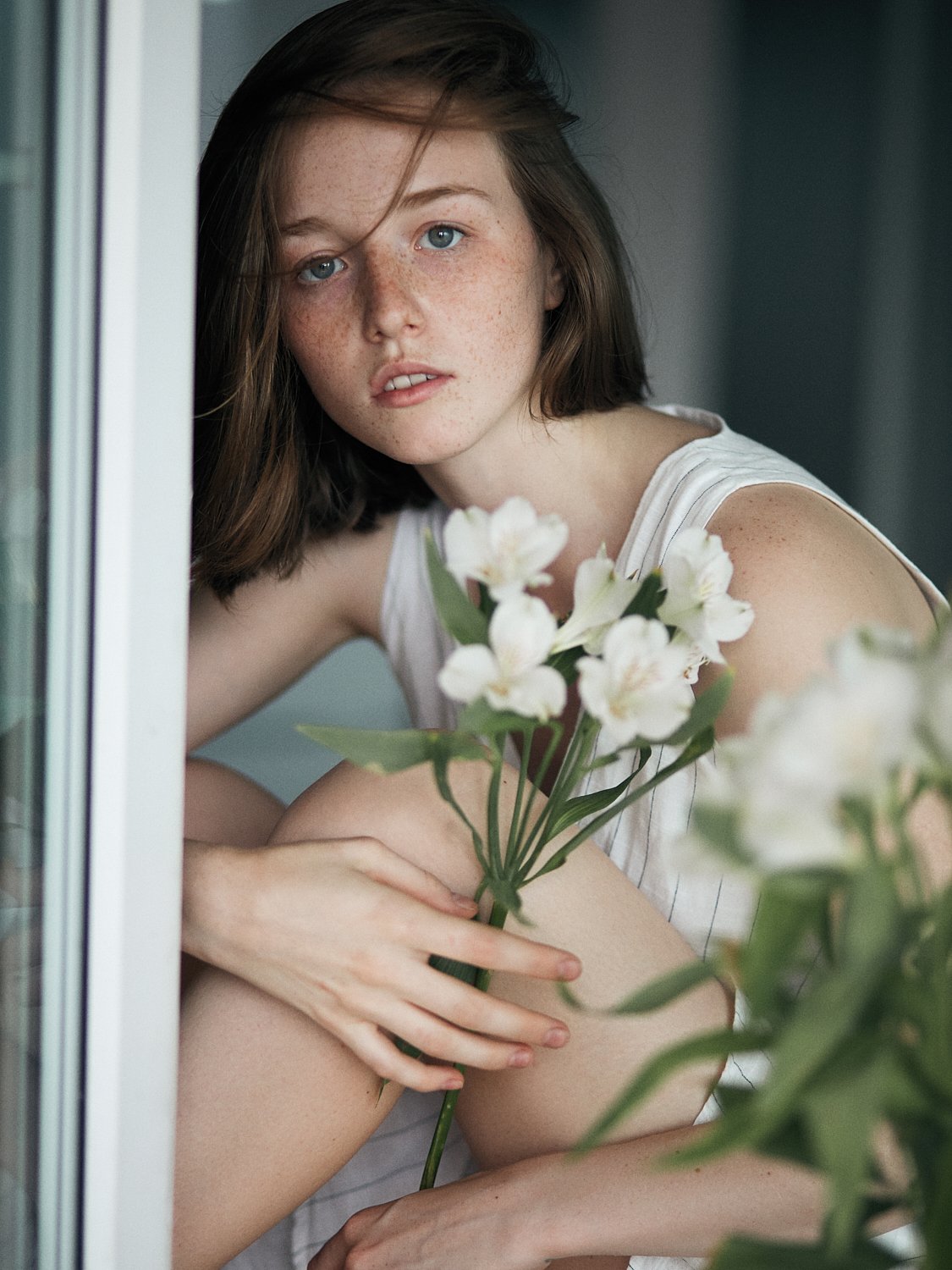 девушка, портрет, окно, цветы, свет, Иван Копченов