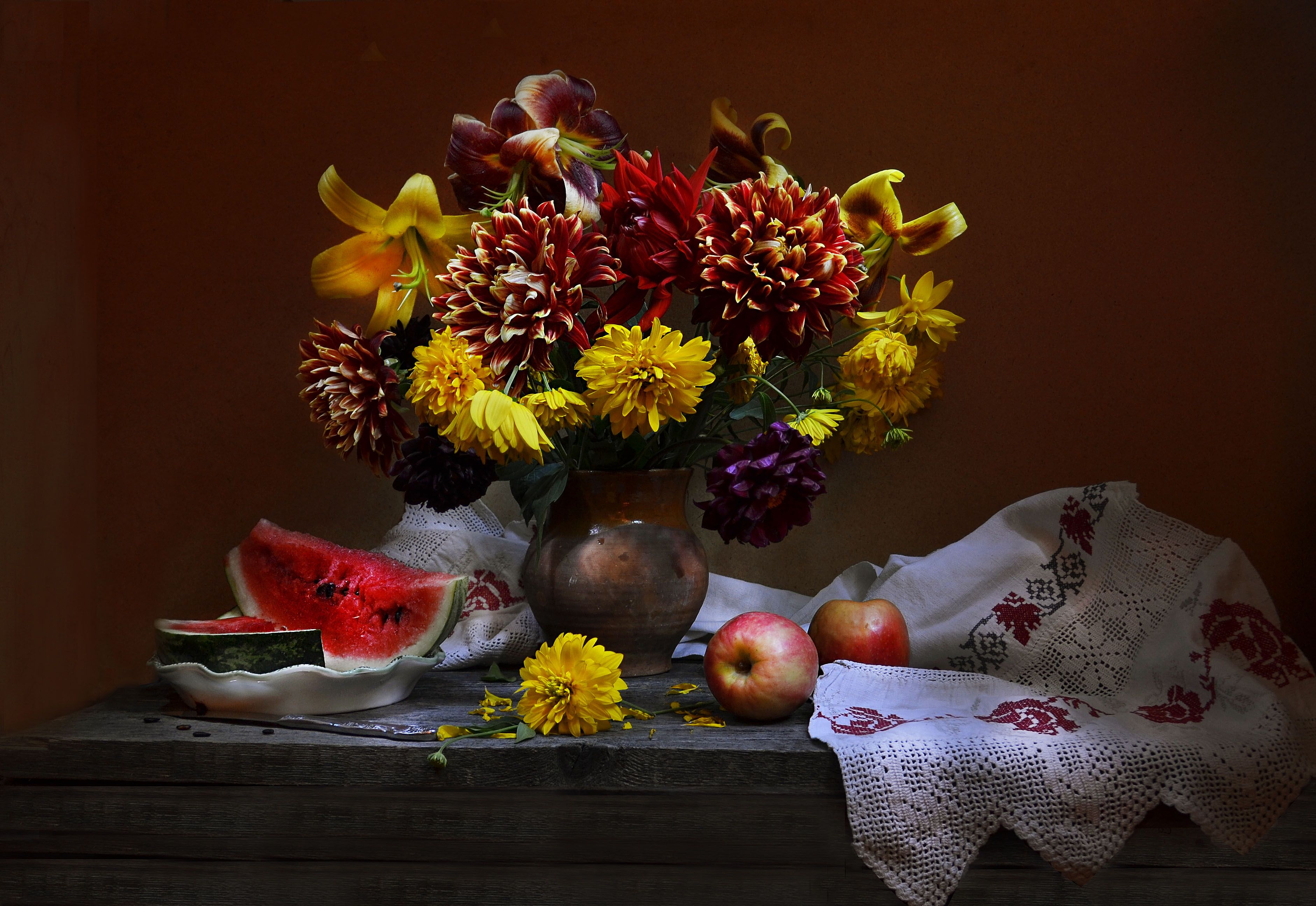 яблоки, цветы, фото натюрморт, настроение, лето, золотые шары, георгины, арбуз, август, Колова Валентина