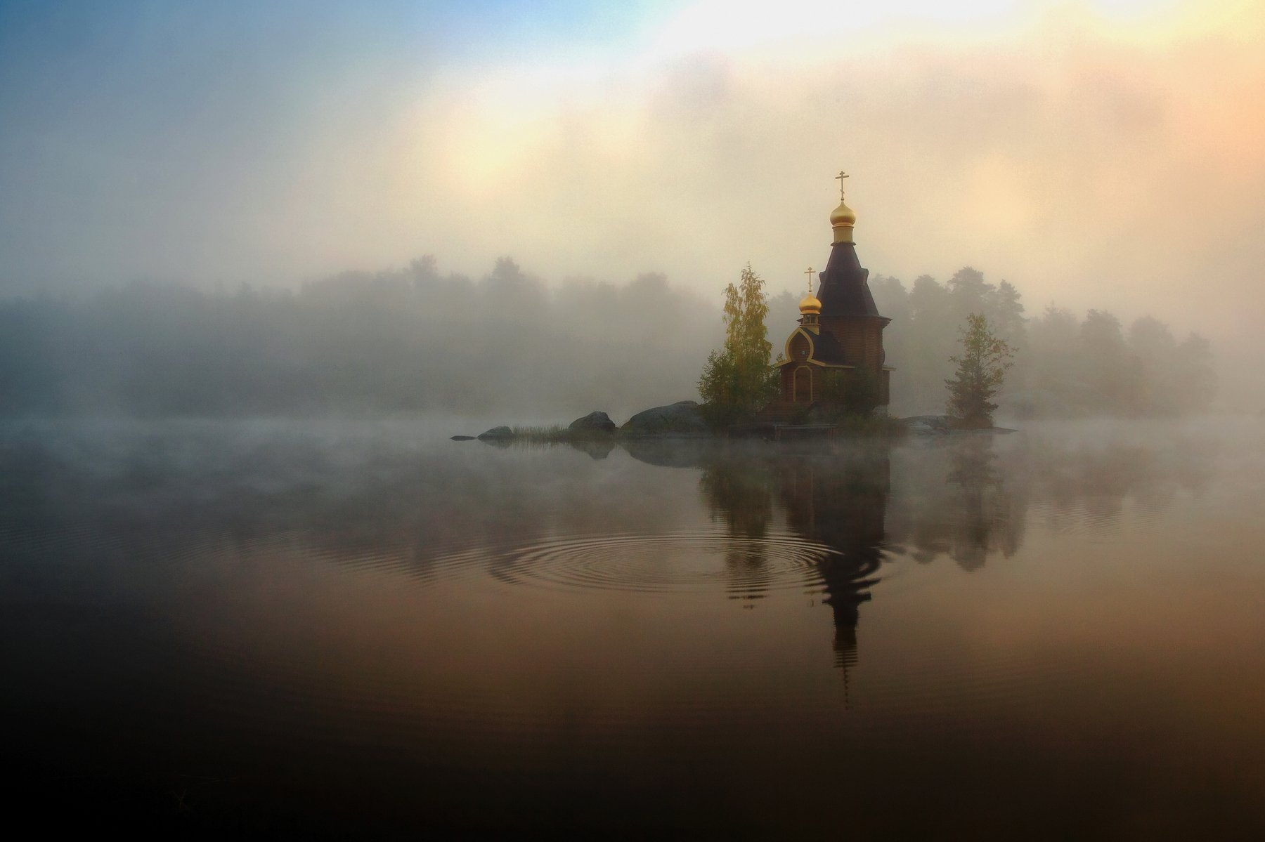 Церковь утром. Храм Андрея Первозванного на Вуоксе храм на воде служба. Храм Андрея Первозванного на Вуоксе Ленинградская область на службе. Церковь в тумане. Храм в тумане в на рассвете.