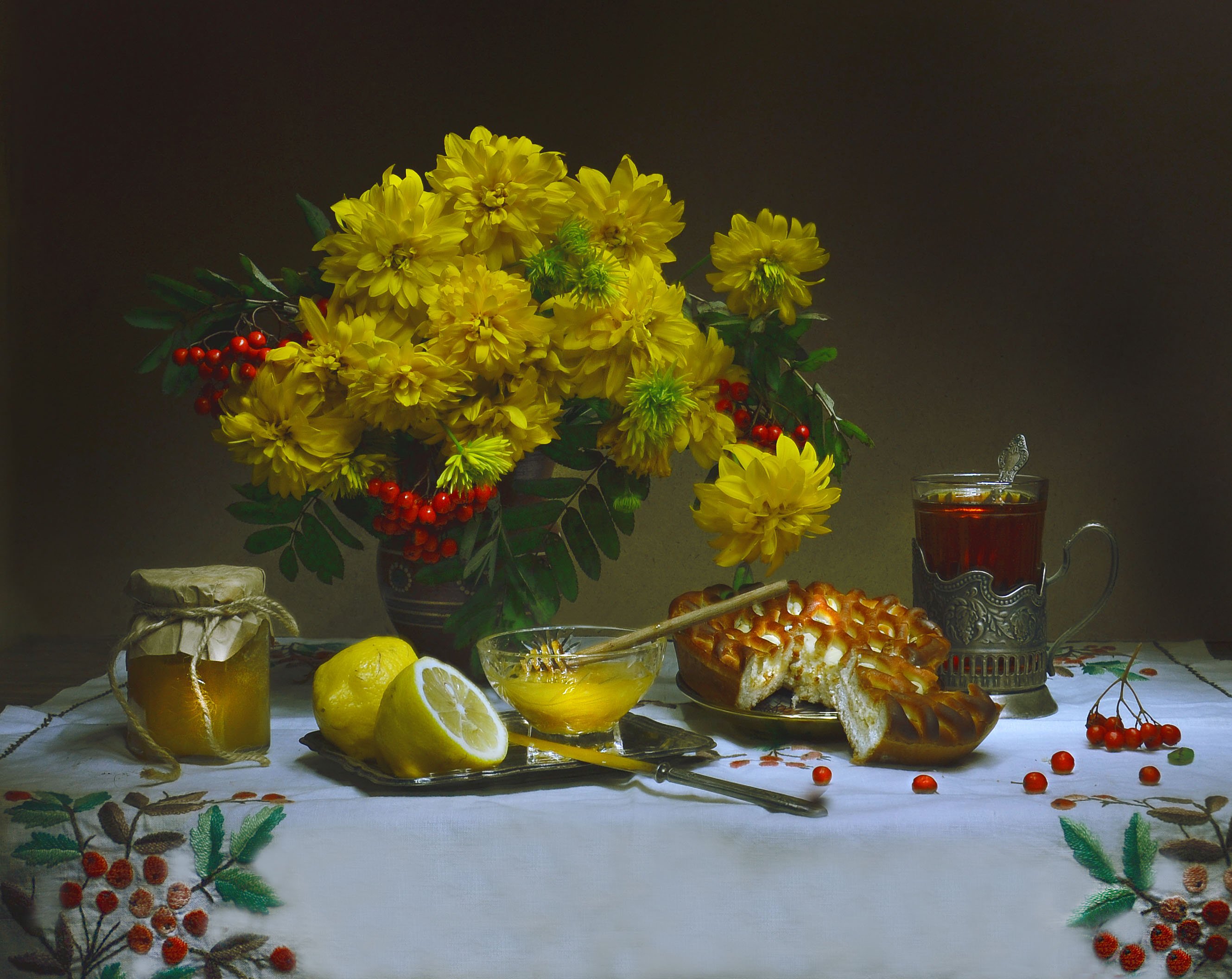 цветы, фото натюрморт, рябина, праздник, пирог, мёд, медовый спас, лимон, золотые шары, Колова Валентина