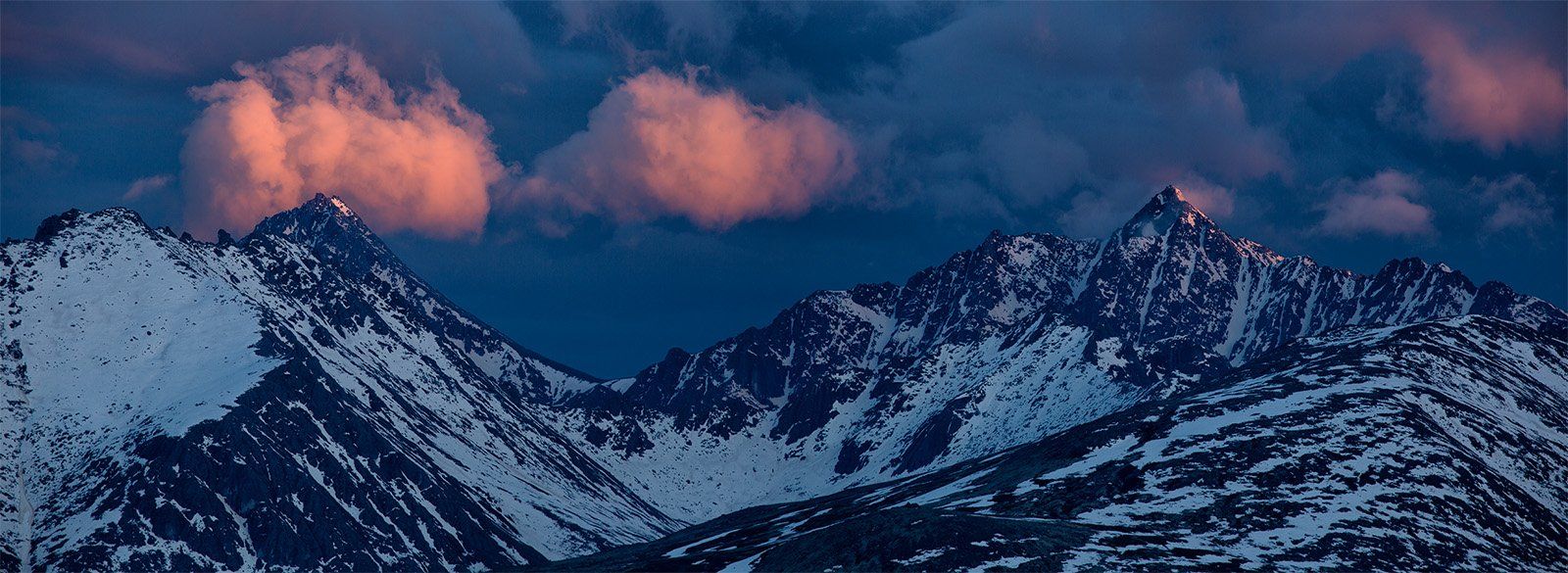 горы, закат, облака, снег, вечер, колыма, цвет, синий, красный, Антон Селезнев