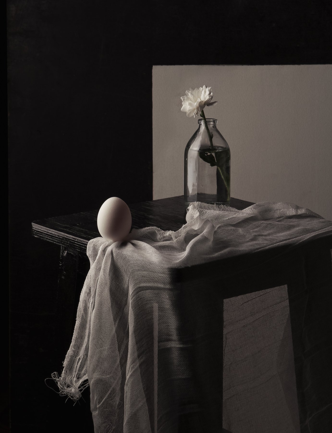 яйцо, стекло, бутылка, цветок, табуретка, натюрморт, Наталья Голубева