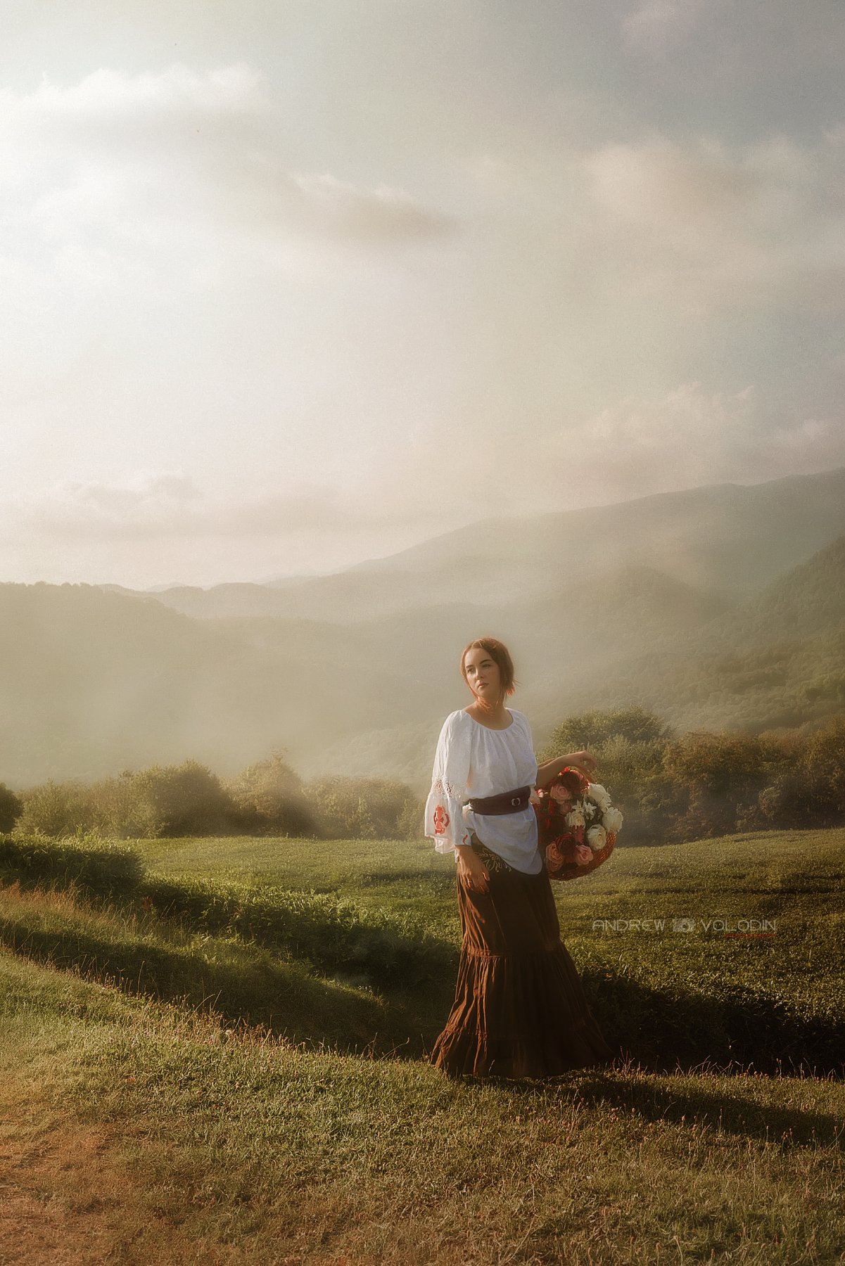 девушка цветы горы поле закат корзина красиво портрет природа чай, Андрей Володин