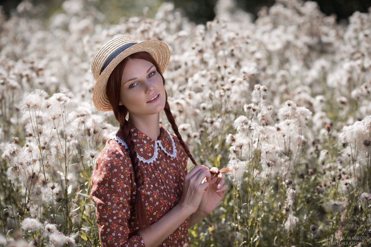 лето девушка поле цветы воздушное шляпка платье винтаж портрет веснушки рыжая пленер, Татьяна