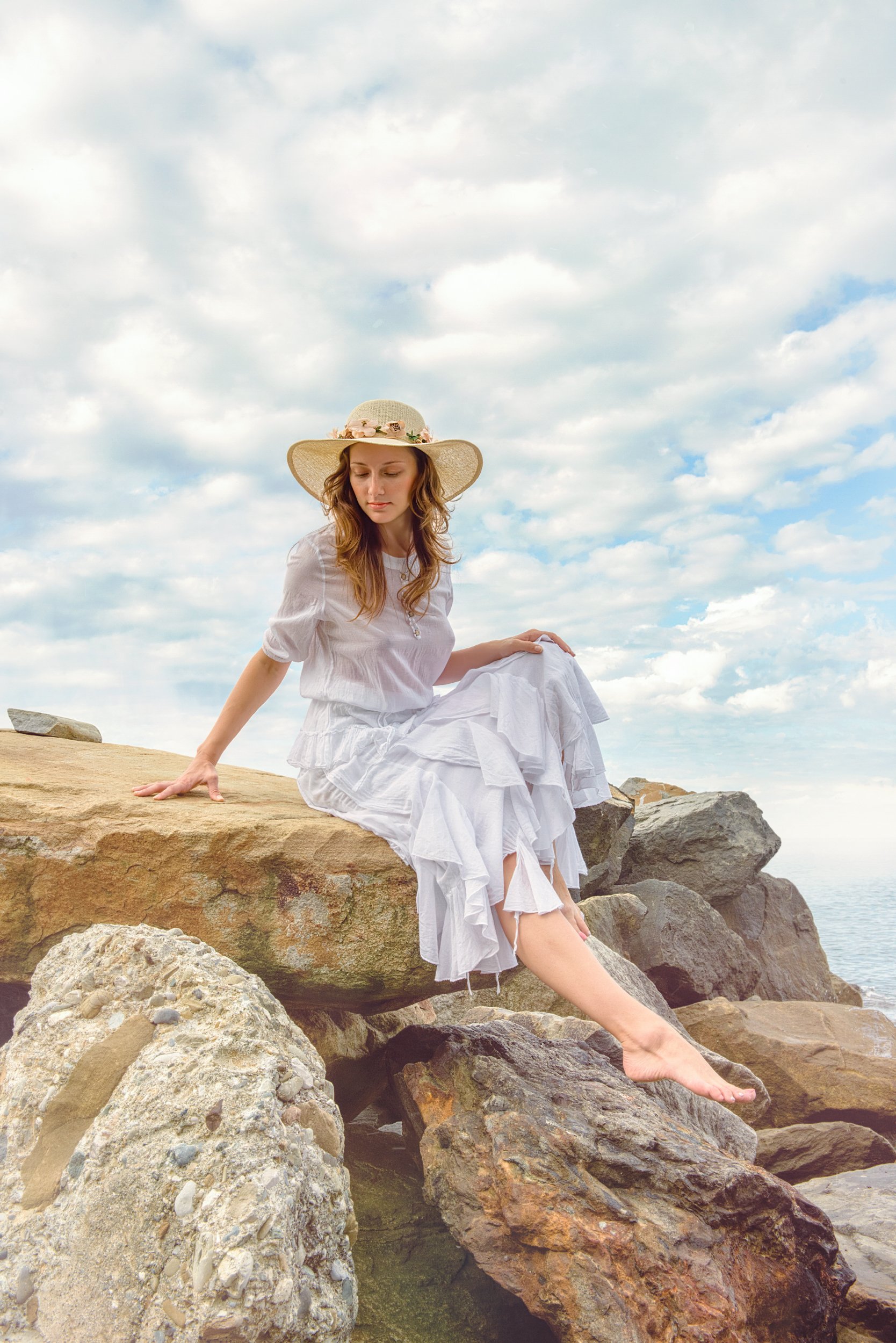 девушка скалы море шляпа портрет думает красиво облака небо лето утро, Андрей Володин