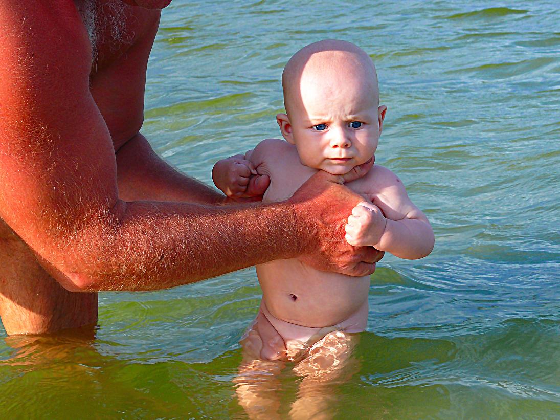 ребенок, море, купаться, отец и сын, Василевская Надежда