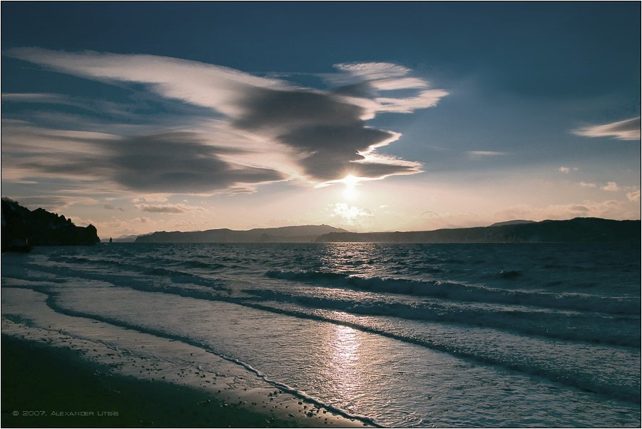 море,берег, пляж,прибой,ветер,скалы,облака,солнце,блик,камчатка, Александр Лицис