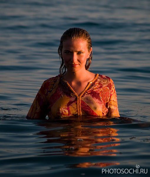 Голенькая девушка бегает по берегу моря - секс порно фото