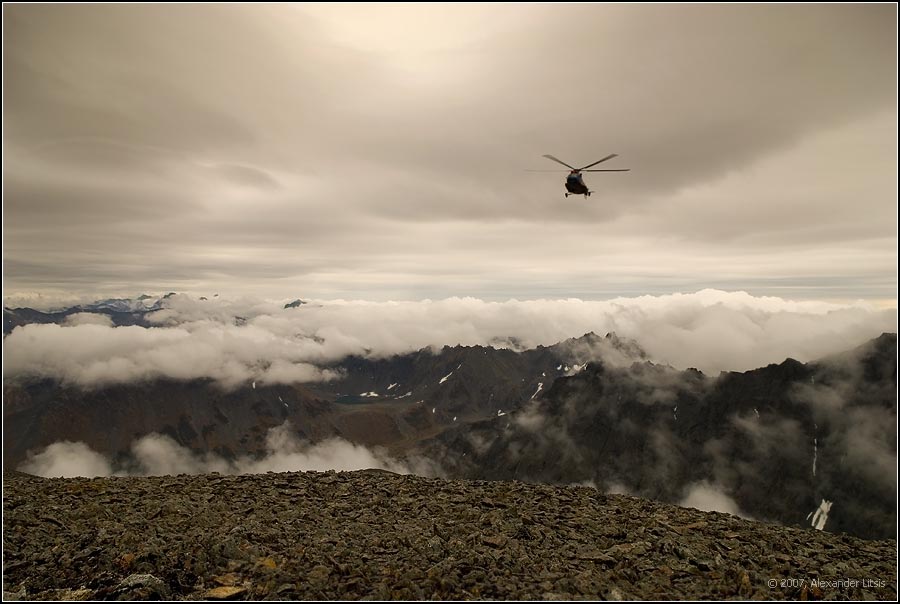 горы,вершины,тучи,облака, вертолет, камчатка, Александр Лицис