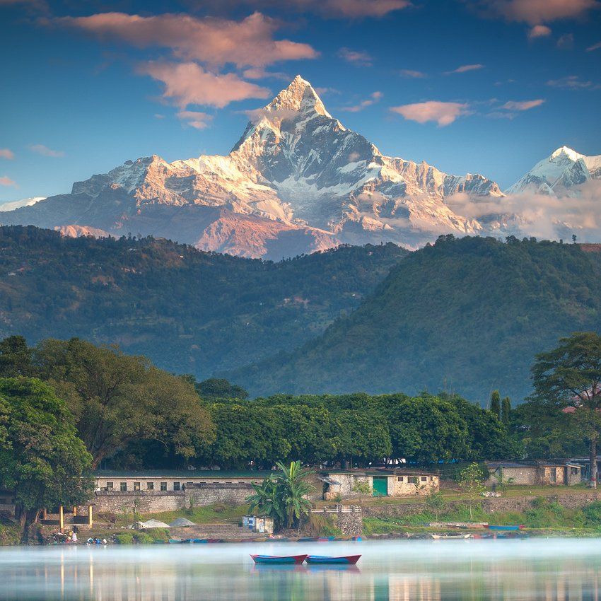 горы, рассвет, лодка, озеро, гималаи, непал, Антон Янковой (www.photo-travel.com.ua)