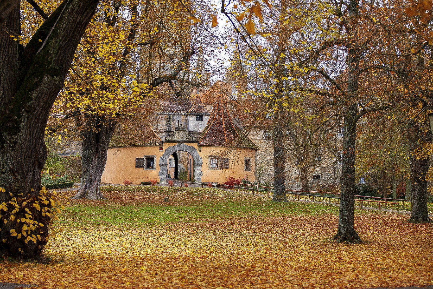осень, парк, листва, замок, Александр Игнатьев