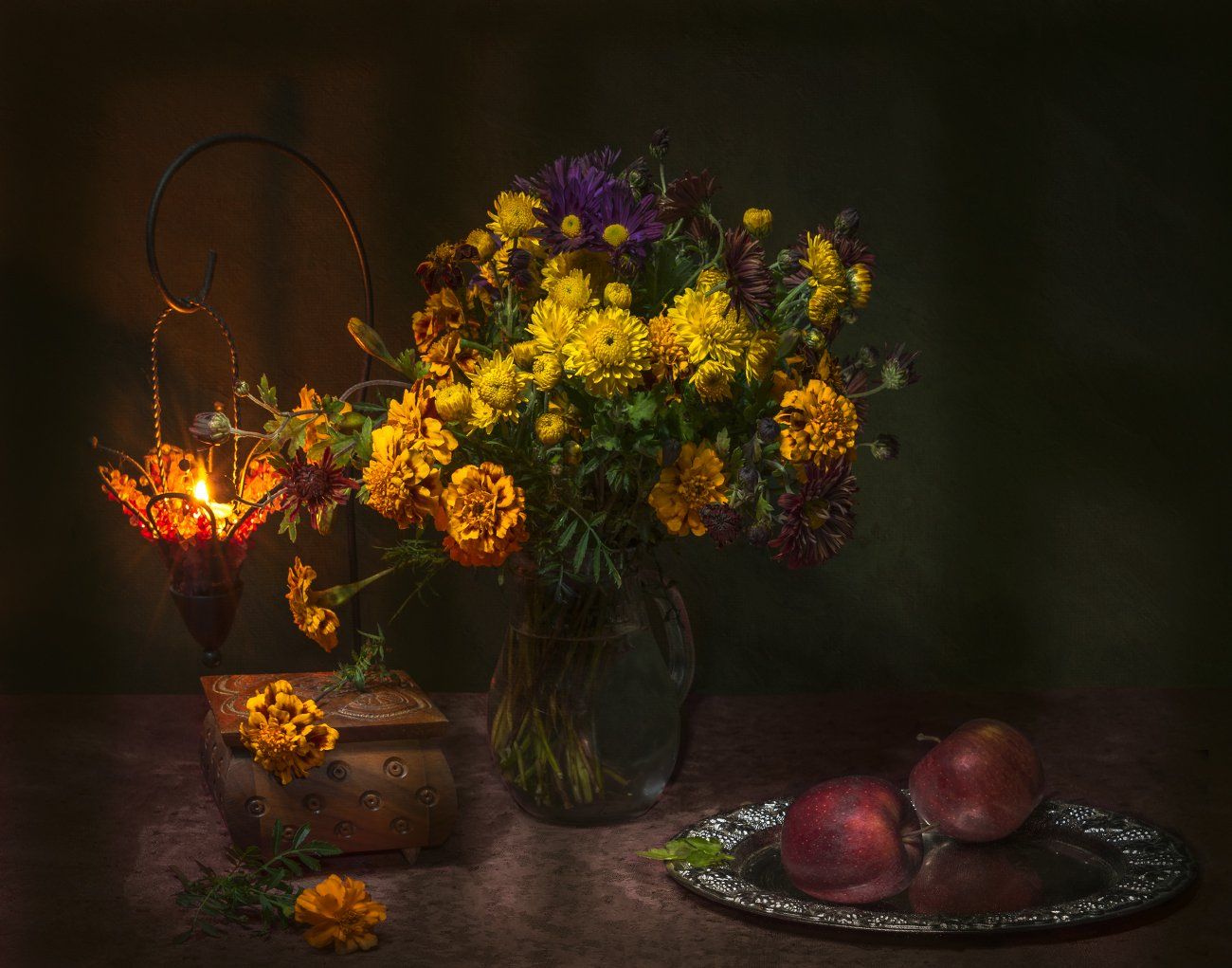 вечер,цветы,яблоки,свеча,шкатулка,натюрморт, Елена Брежицкая