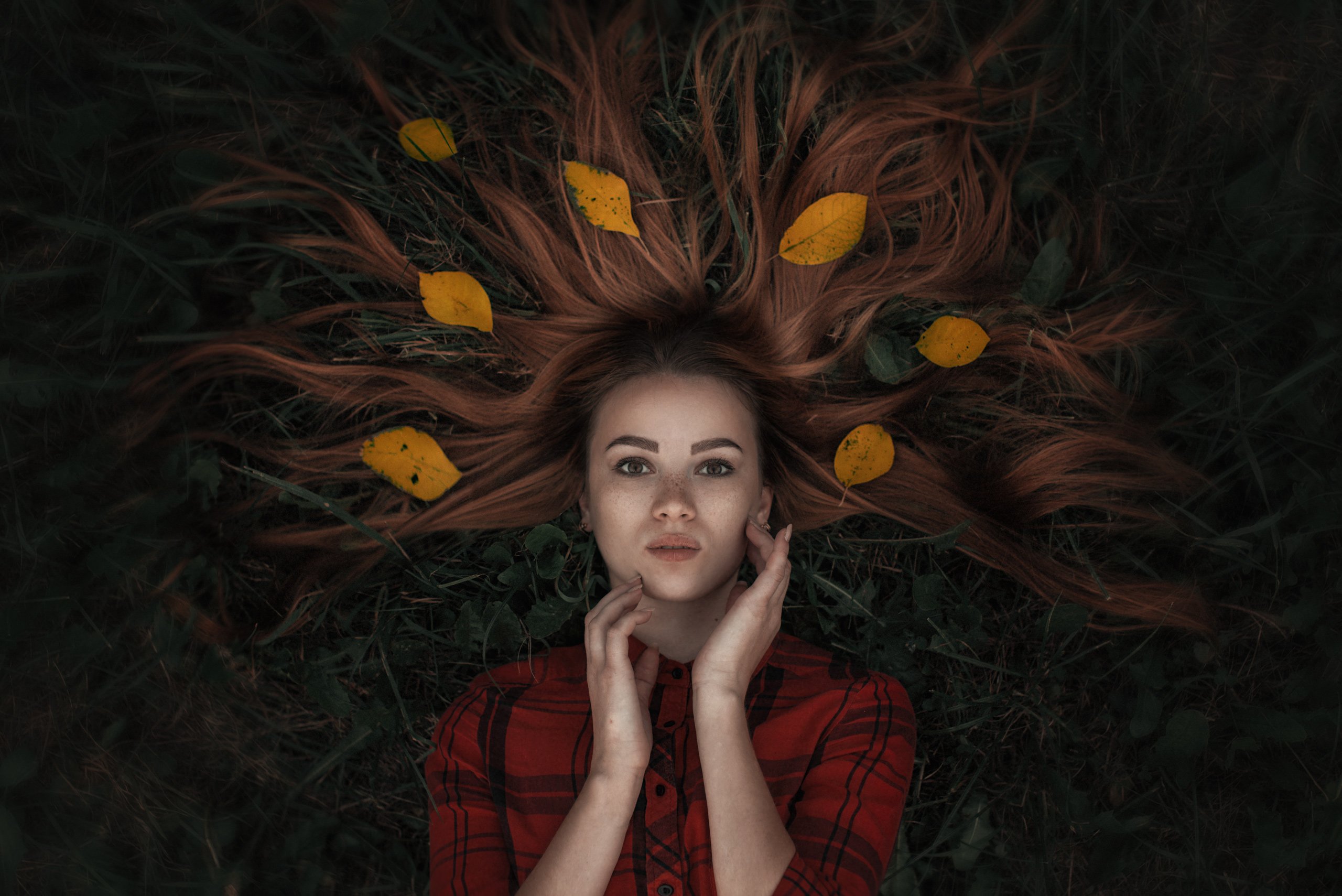 портрет, девушка, рыжие волосы, осень, листья, Александр Тишкевич