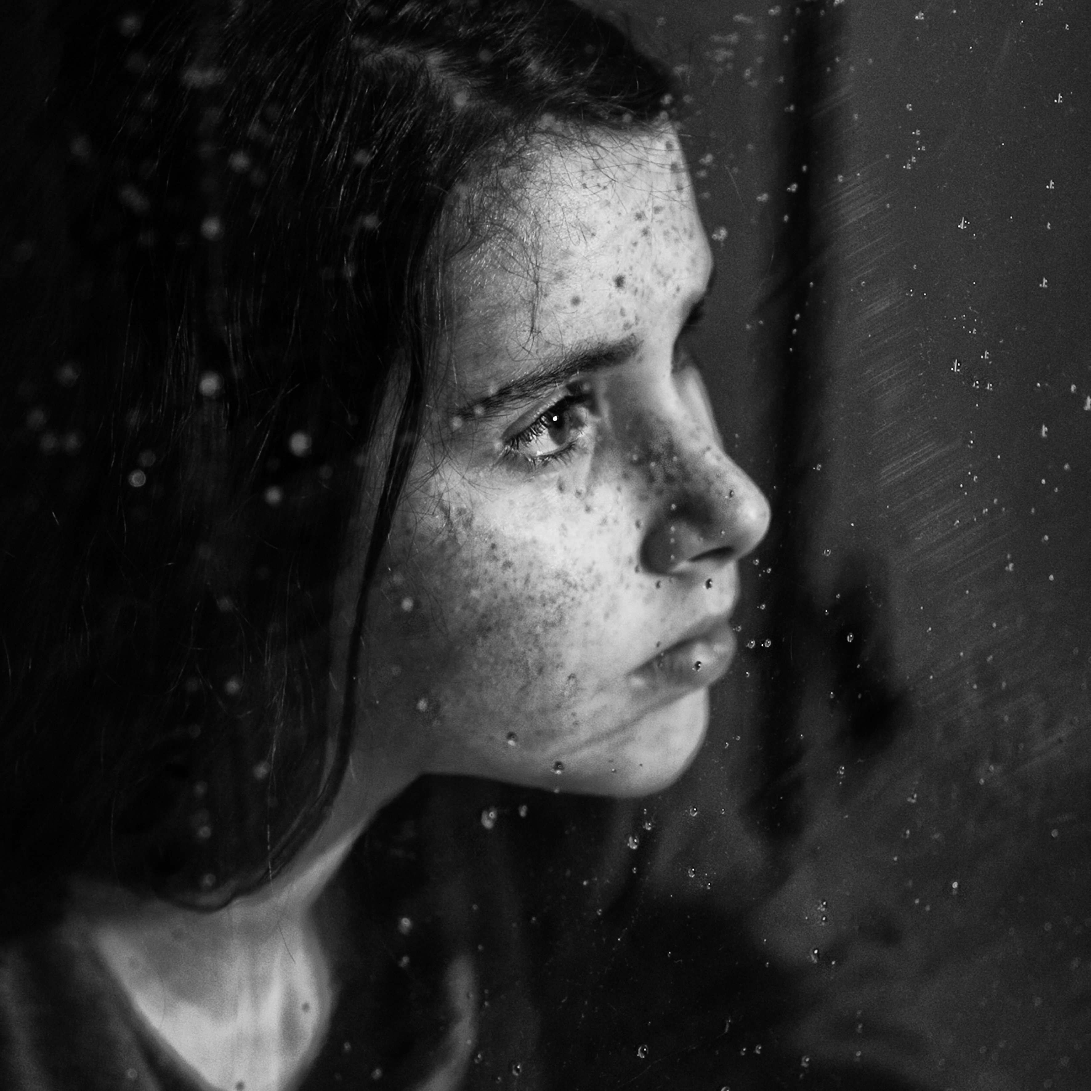 портрет, девочка, модель, дождь, капельки, взгляд, чернобелое, грусть, Мария Братан