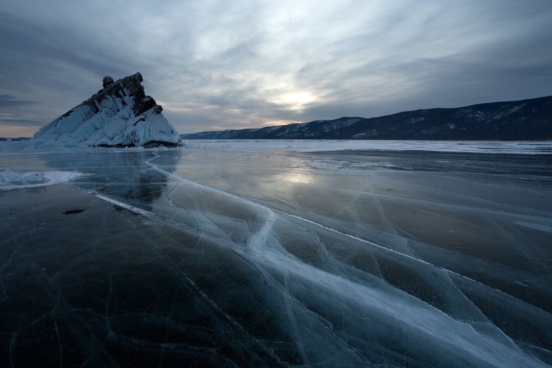 Ледовая 4. Лед 2 Байкал. Замерзший Байкал. Замерзшее озеро. Лед Байкала.