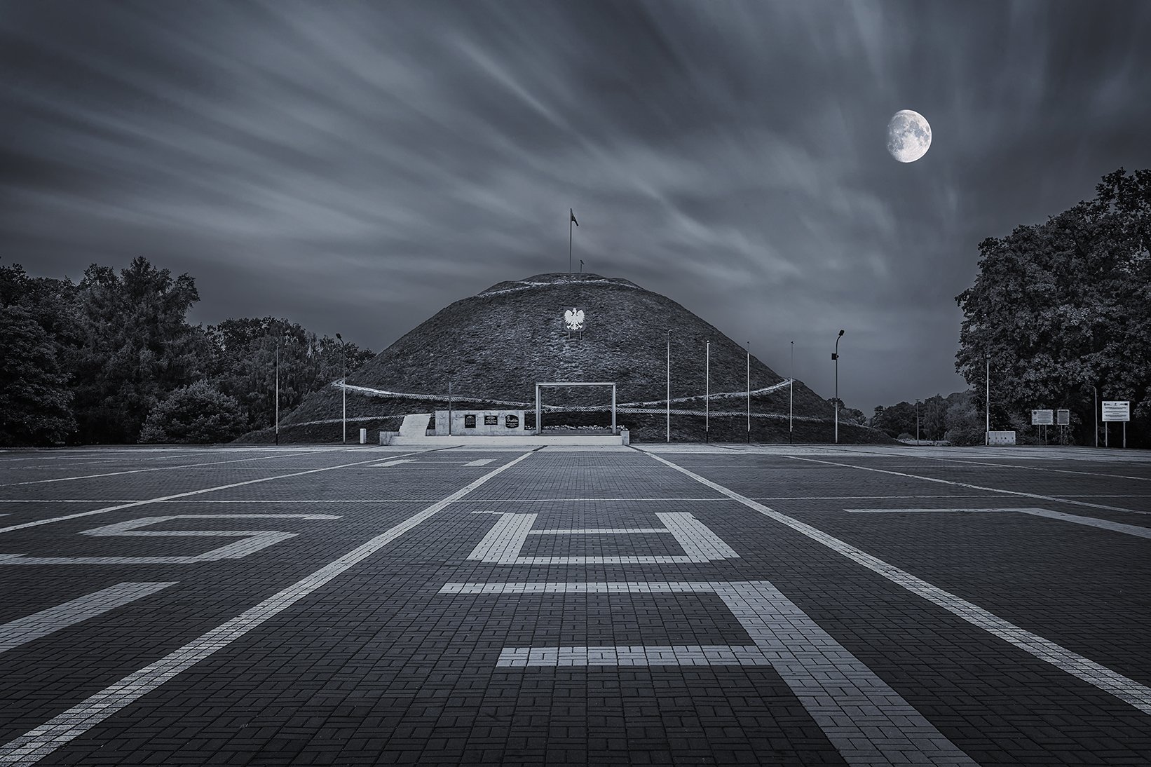 long exposure, city, Poland, historical, place, moon, clouds, Piekary Śląskie,  Mound of Liberation, Patrycja Towarek