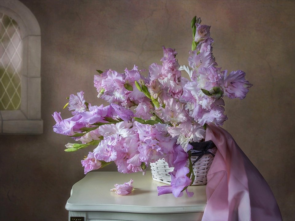 натюрморт, сентябрь, отцветающие гладиолусы, розовые цветы, корзина, , Ирина Приходько