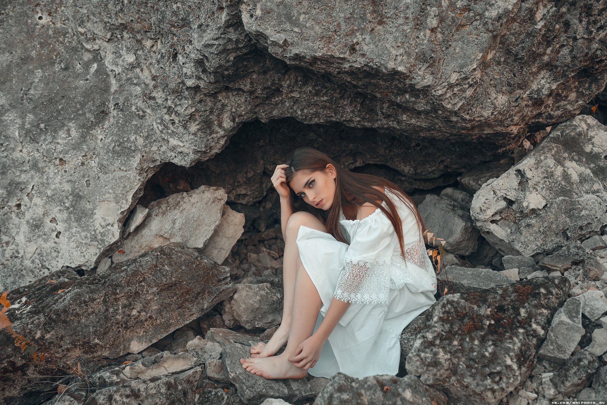 девушка, горы, белое платье, длинные волосы, в горах, камни, Вадим Миронов
