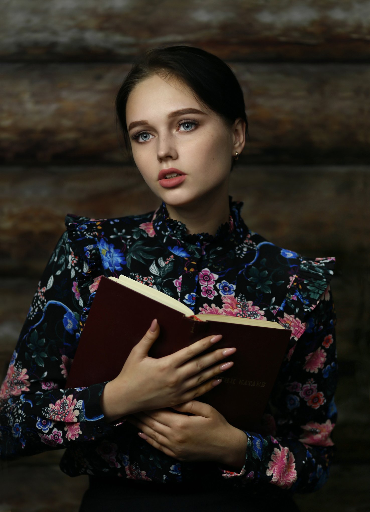 портрет девушки, ретро портрет, девушка с книгой, Ирина Голубятникова