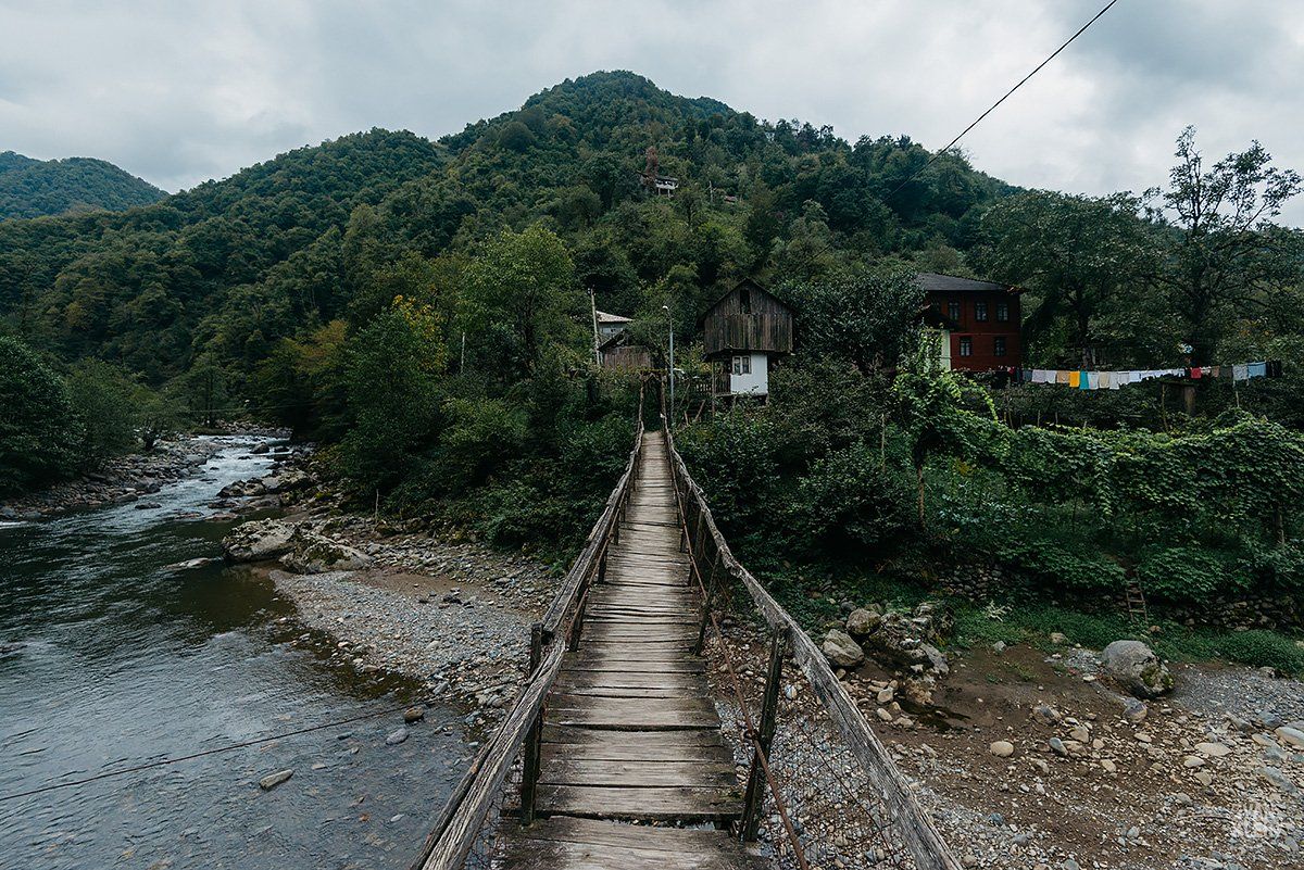мост,деревянный мост,дерево,горы,пейзаж,деревня,деревья,река,камни,грузия,путешествие,туризм, Иван Клейн