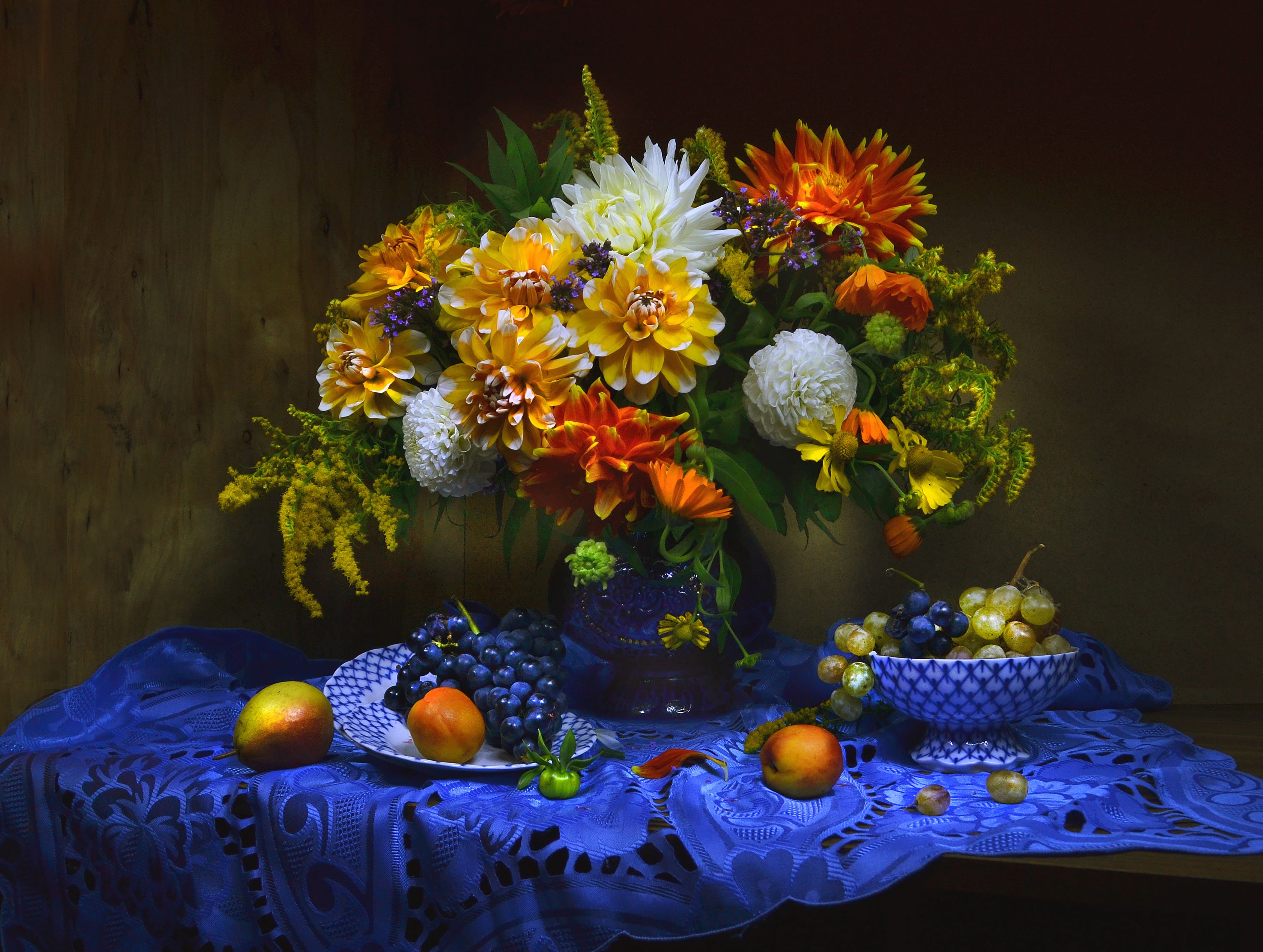 still life,натюрморт, фото натюрморт, осень, сентябрь, цветы, георгины, фрукты, настроение, виноград, Колова Валентина