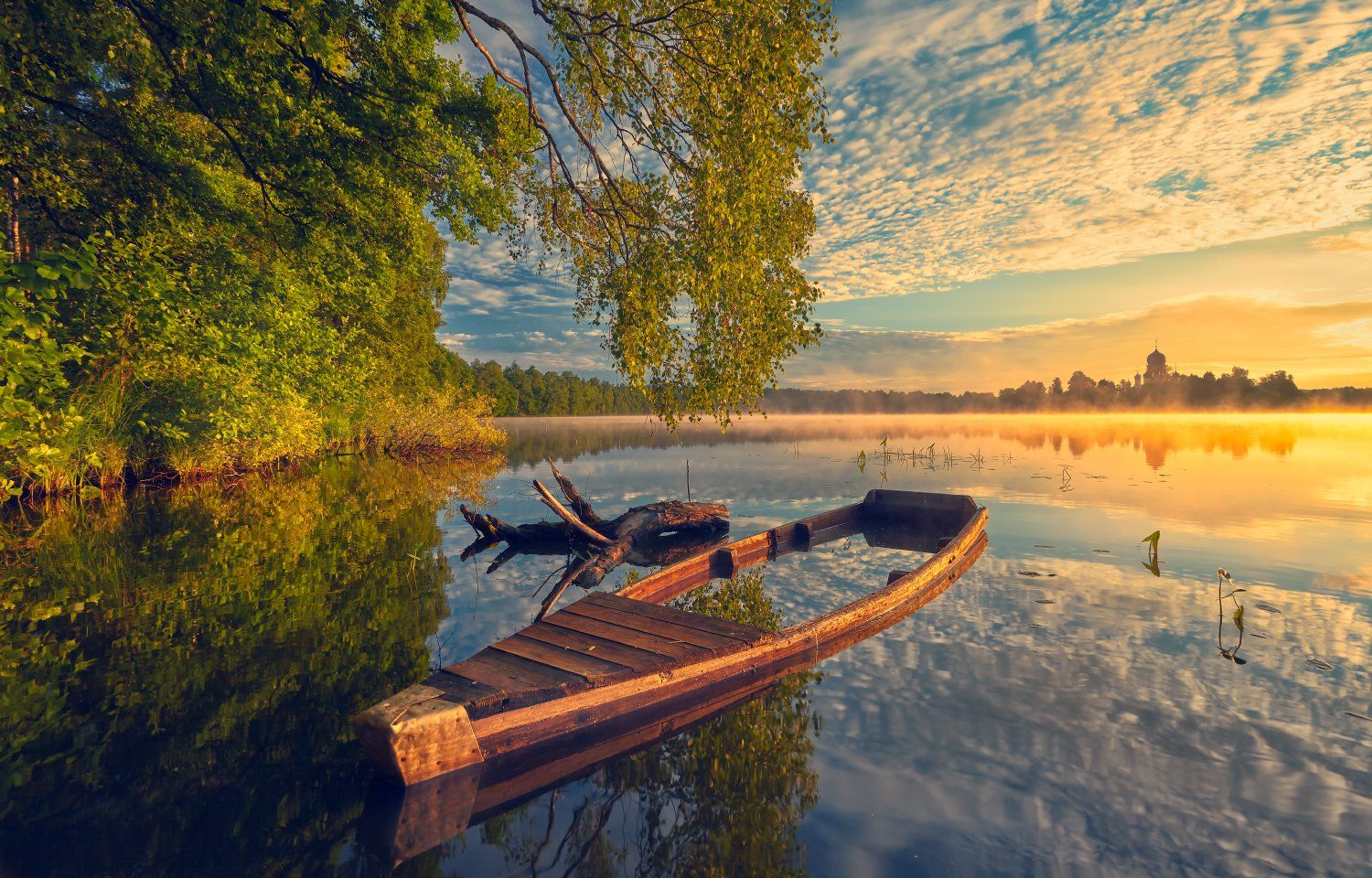 На реке на озере работал. Озеро Сенеж лодки. Пристань на озере Сенеж. Лодка озеро Сенеж Фрио. Лодка на реке пейзаж.