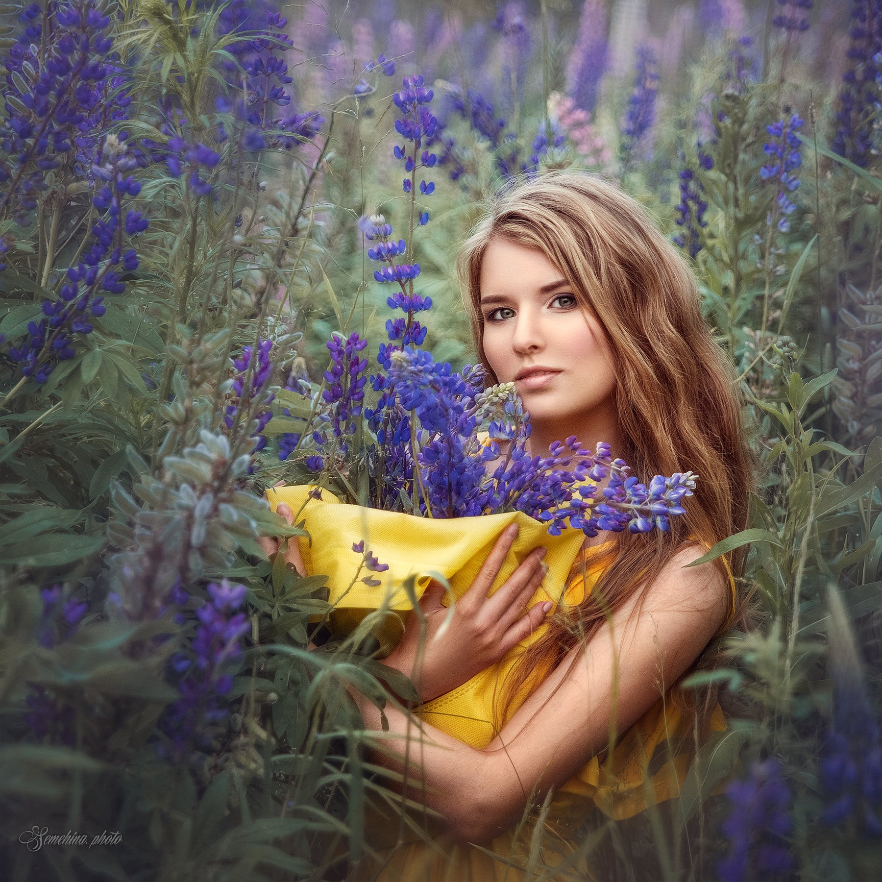 девушка, портрет, люпины, лето, желтый, синий, girl, portreit, flowers, summer, yellow, blue, Марина Семёхина