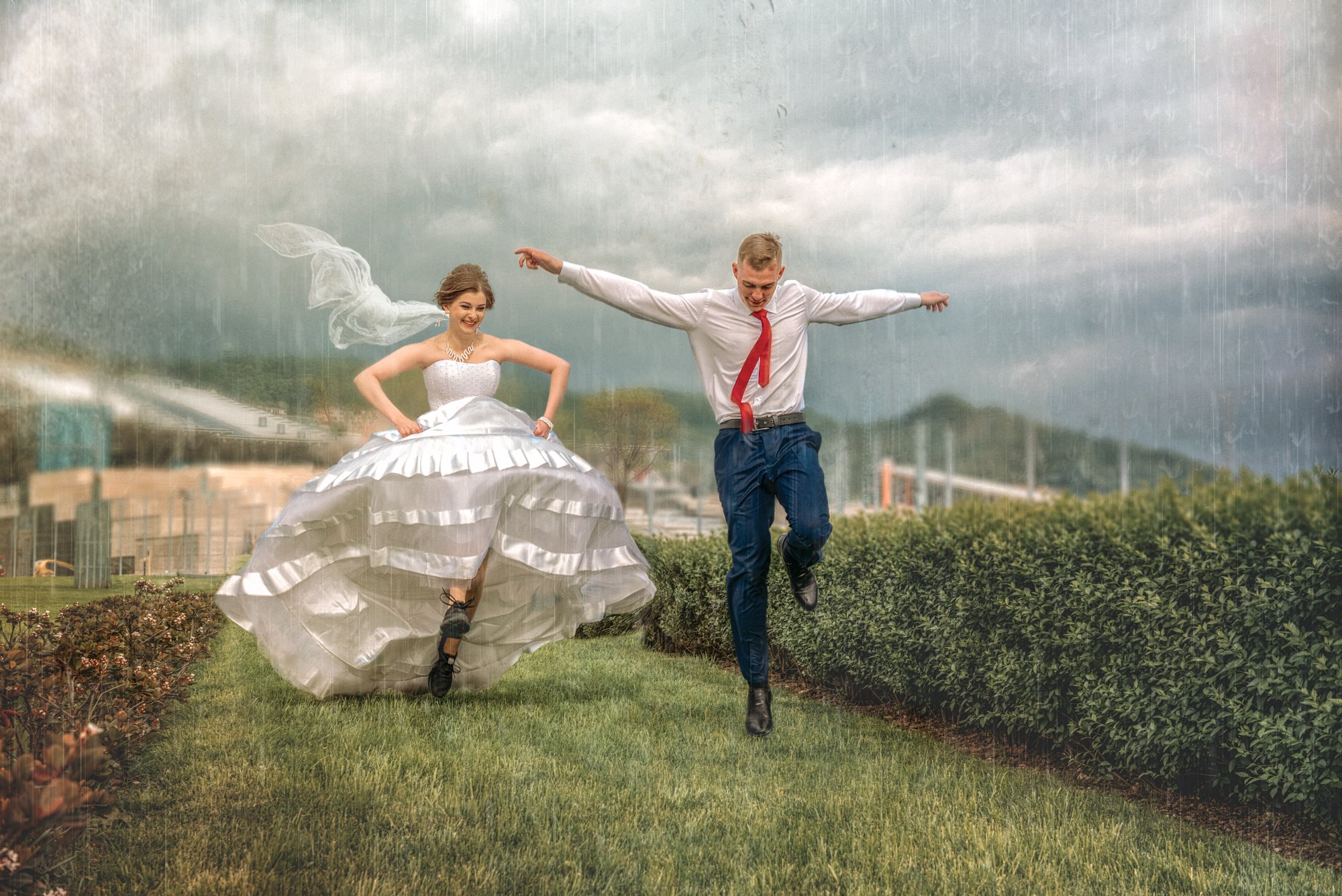 свадьба молодожены жених невеста дождь бегут сочи, Андрей Володин