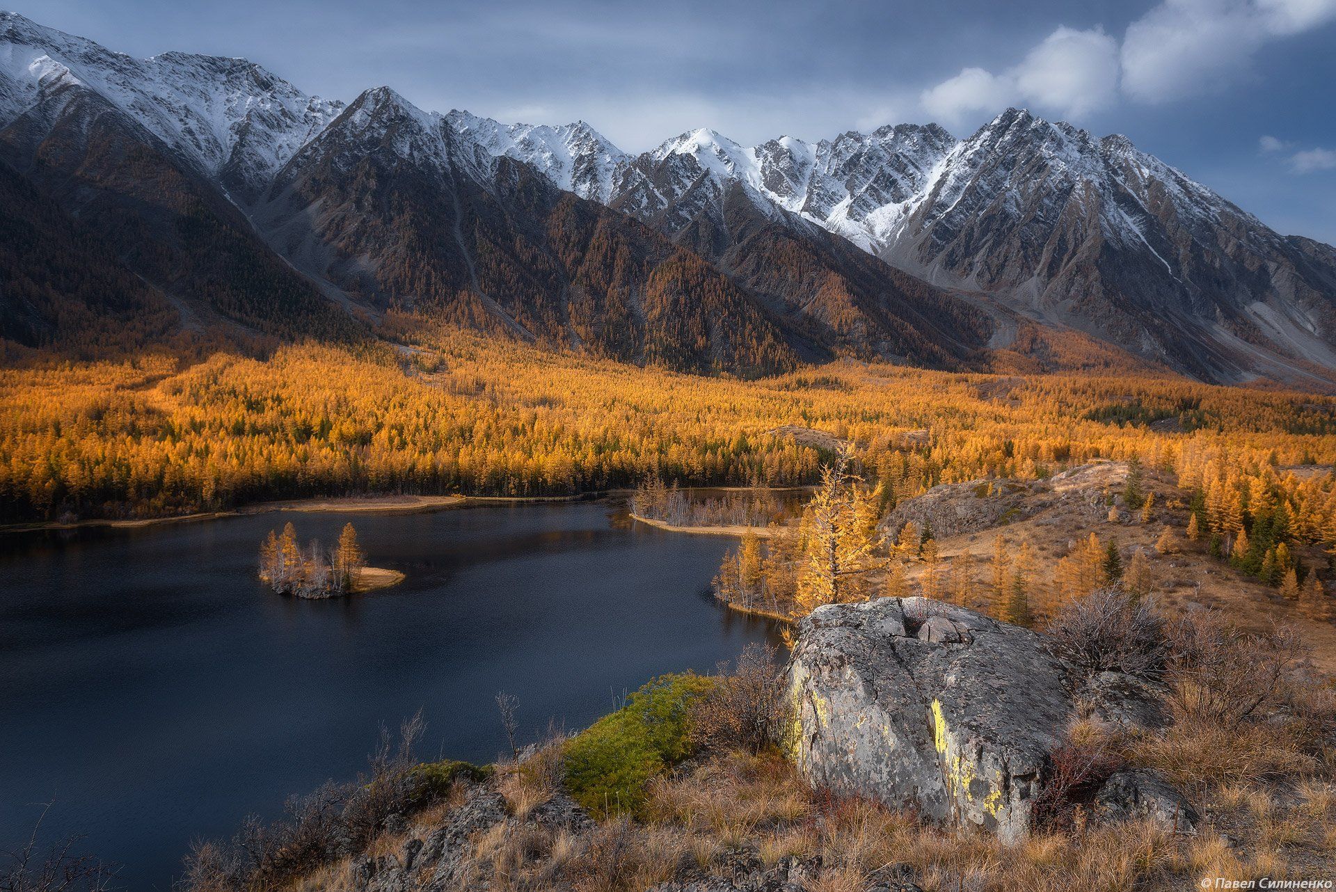 пейзаж, алтай, горы, озеро, скалы, лиственница, снежные вершины, желтый, Павел Силиненко