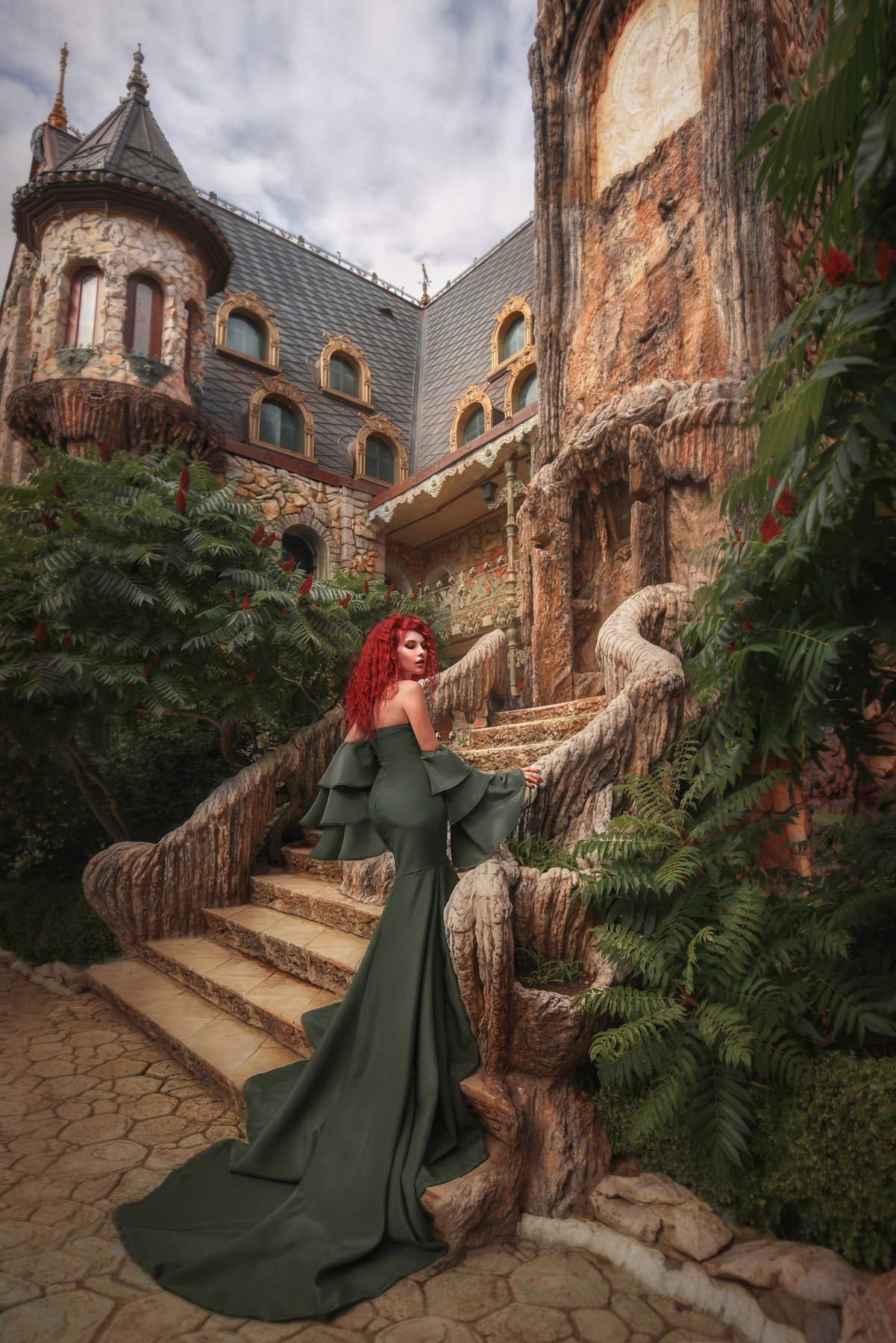 Огненная леди у дворца. Фотограф Ilona Baimova