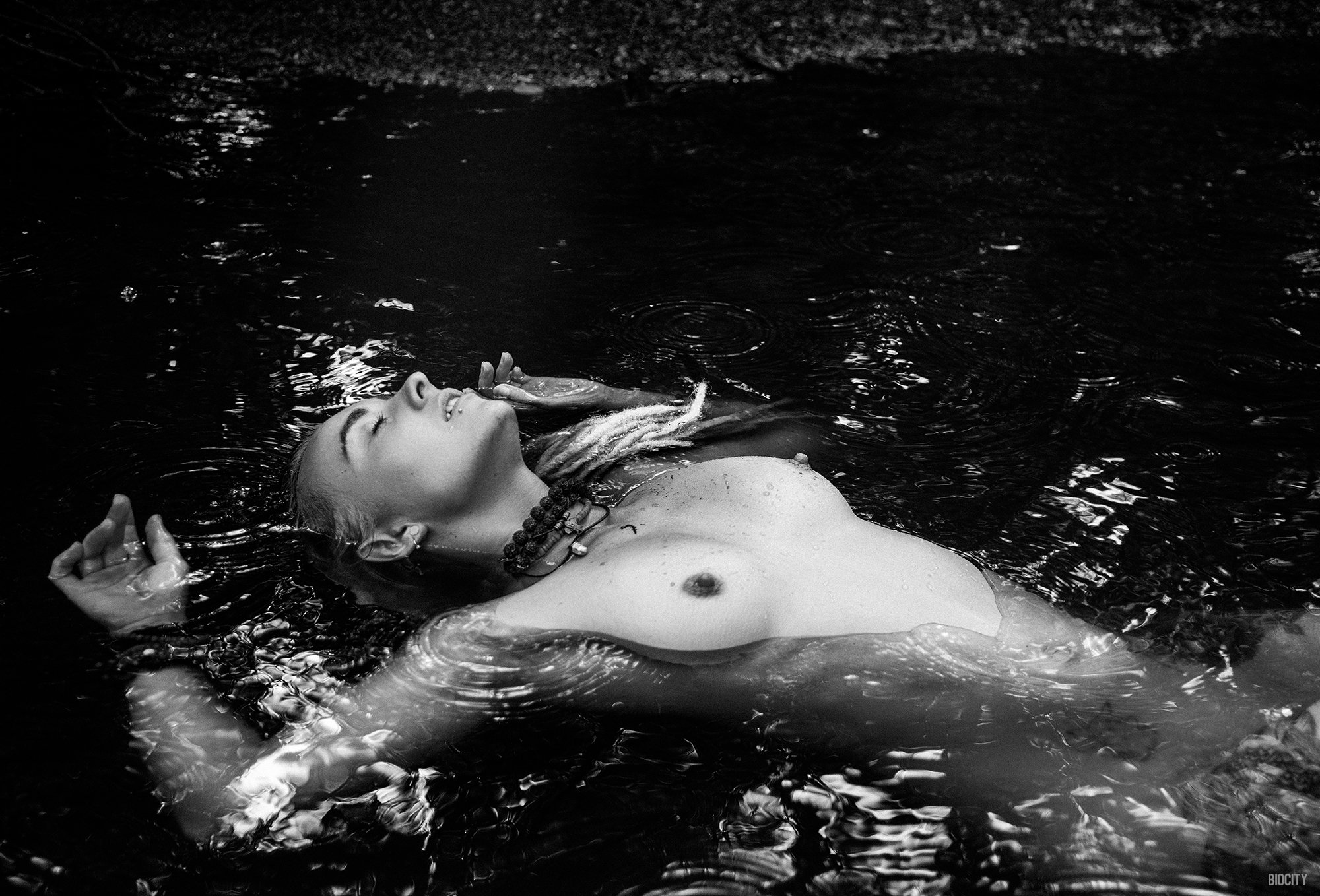 девушку голая на воде фото 70