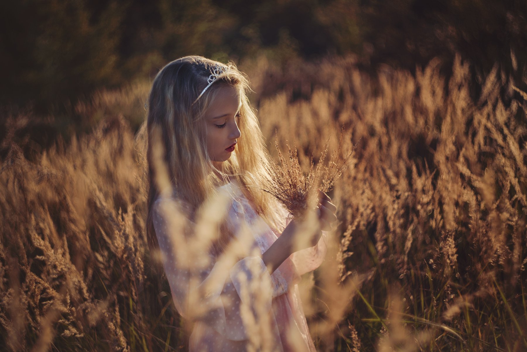 gilr, west, grass, princess,, Anna Ścigaj