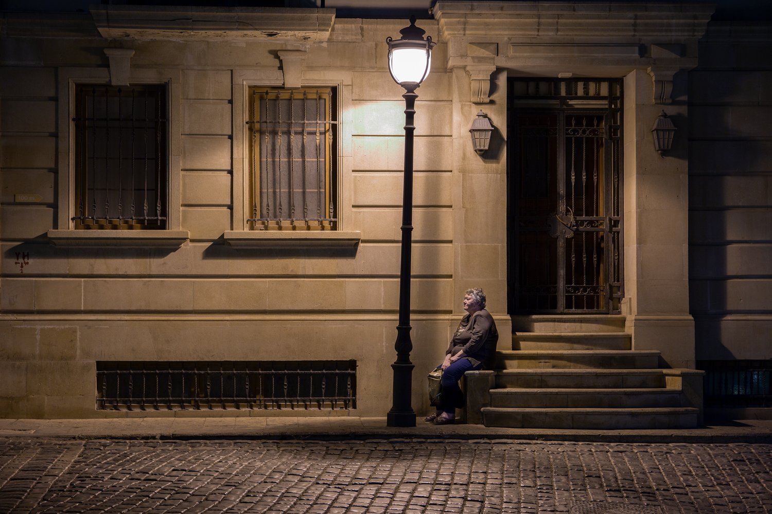 фонарь, улица, стрит, свет, женщина, здание, лестница, одиночество, Денис Свечников