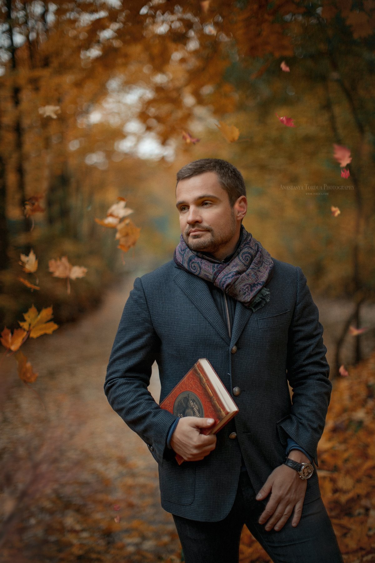 мужскойпортрет мужчина сказочник книга осень листья тордуа, Анастасия Тордуа