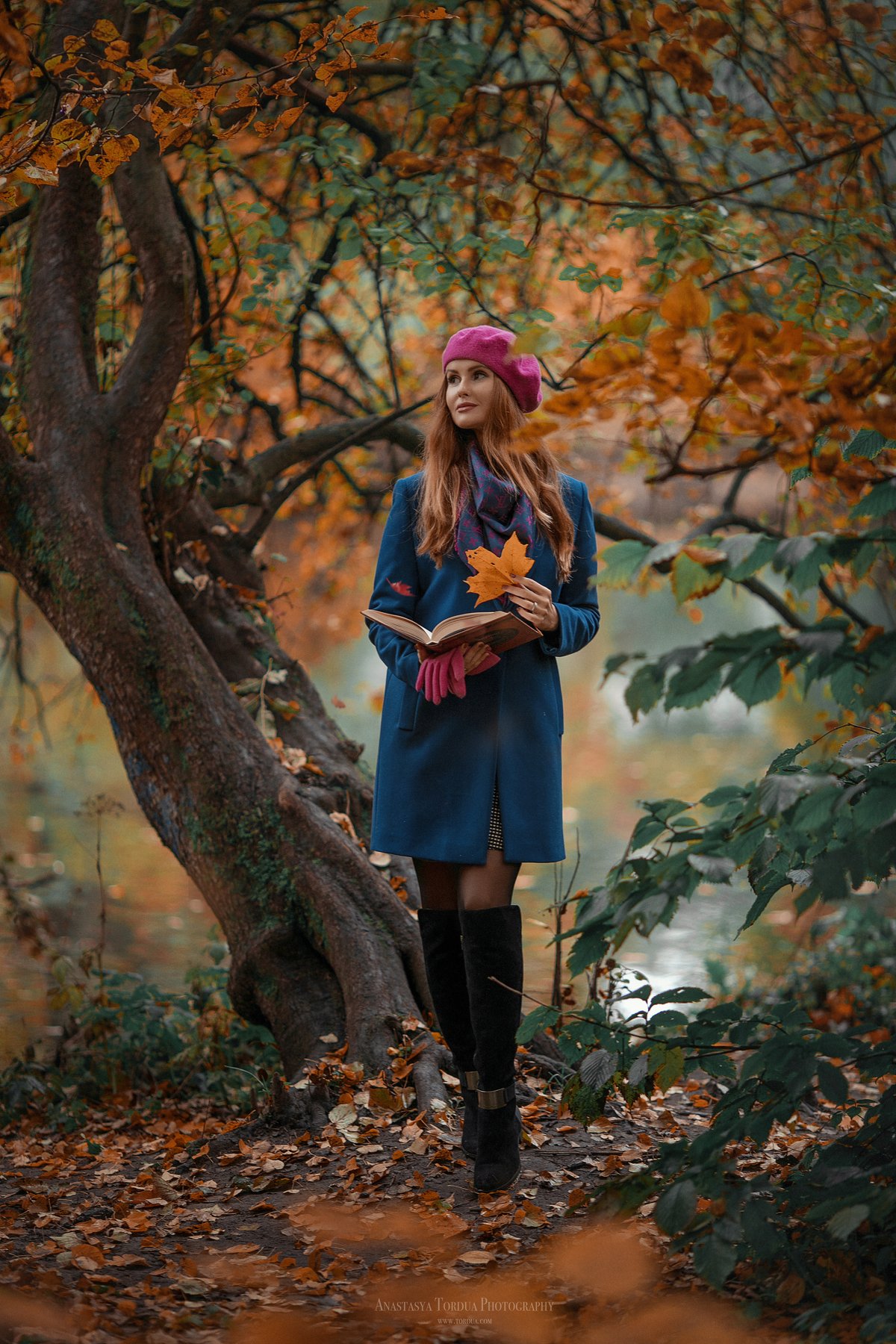 девушкаскнигой осень листья берет красота тордуа парк книга, Анастасия Тордуа