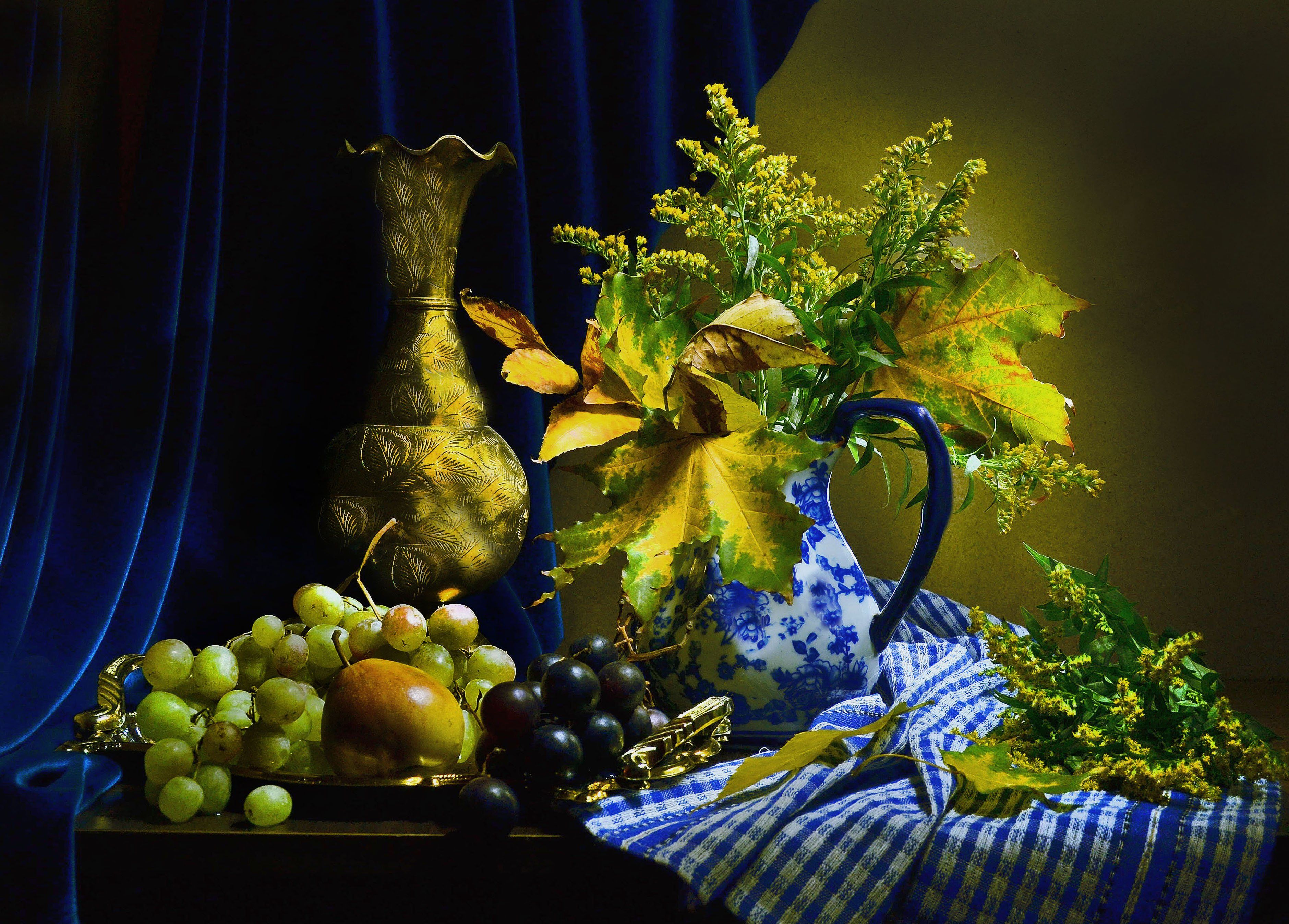still life,натюрморт,фото натюрморт ,осень ,октябрь , кленовые листья, виноград, настроение, Колова Валентина