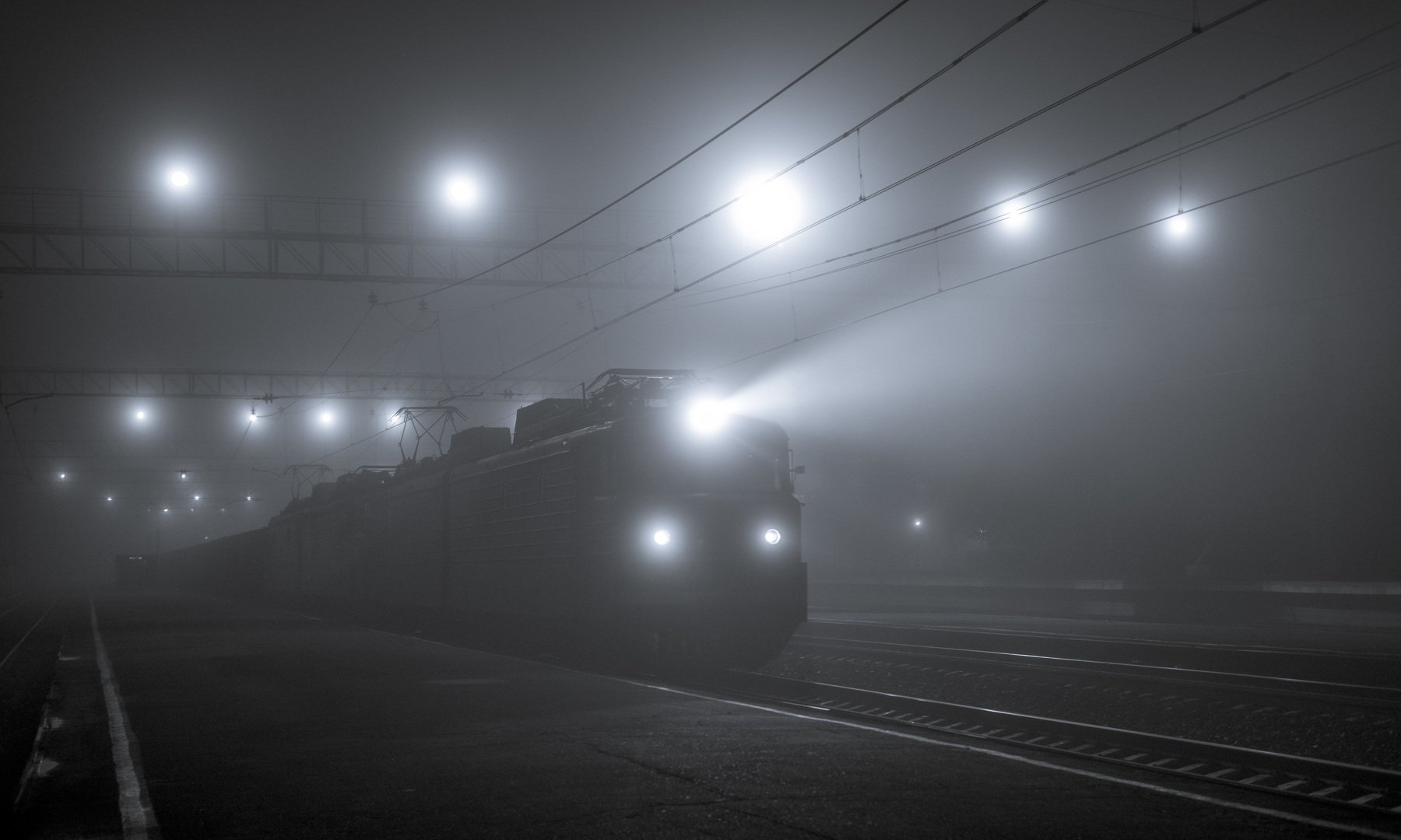 Ночной экспресс сайт. Прожектор поезда. Ночной экспресс. Ночной экспресс поезд. Электровоз в тумане.