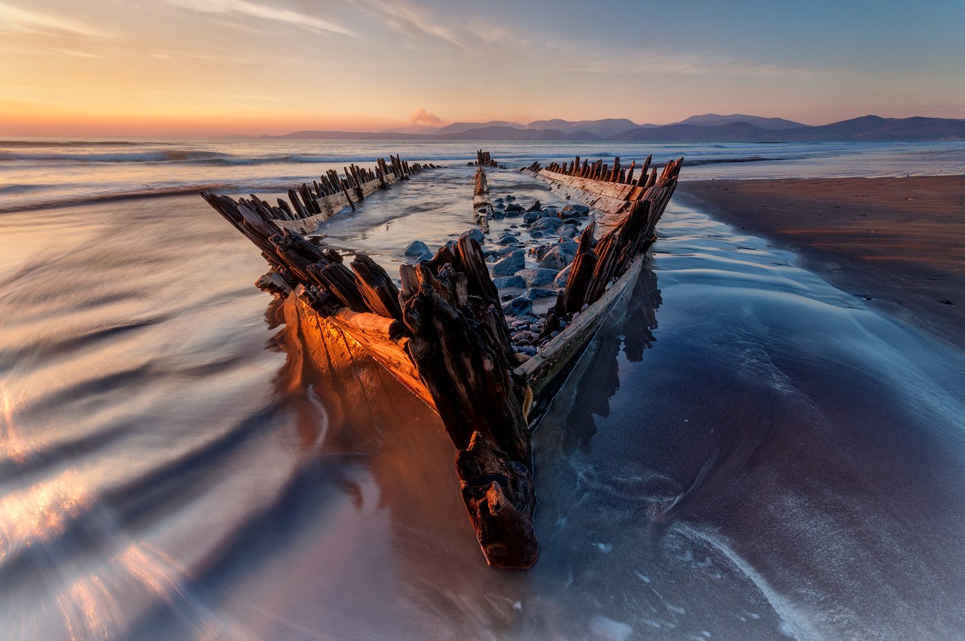 ireland, kerry, rossbeigh, sunset, wreck, boat, ship, beach, iconic, mountains. color, red, Grzegorz Kaczmarek